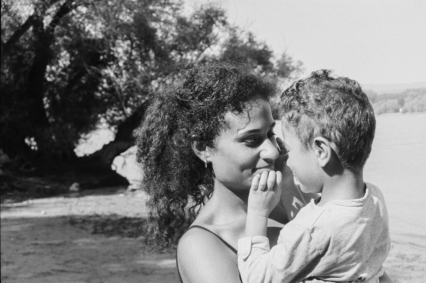 Mutter hält Sohn innig im Arm – analoges Schwarz-Weiß Familienportrait