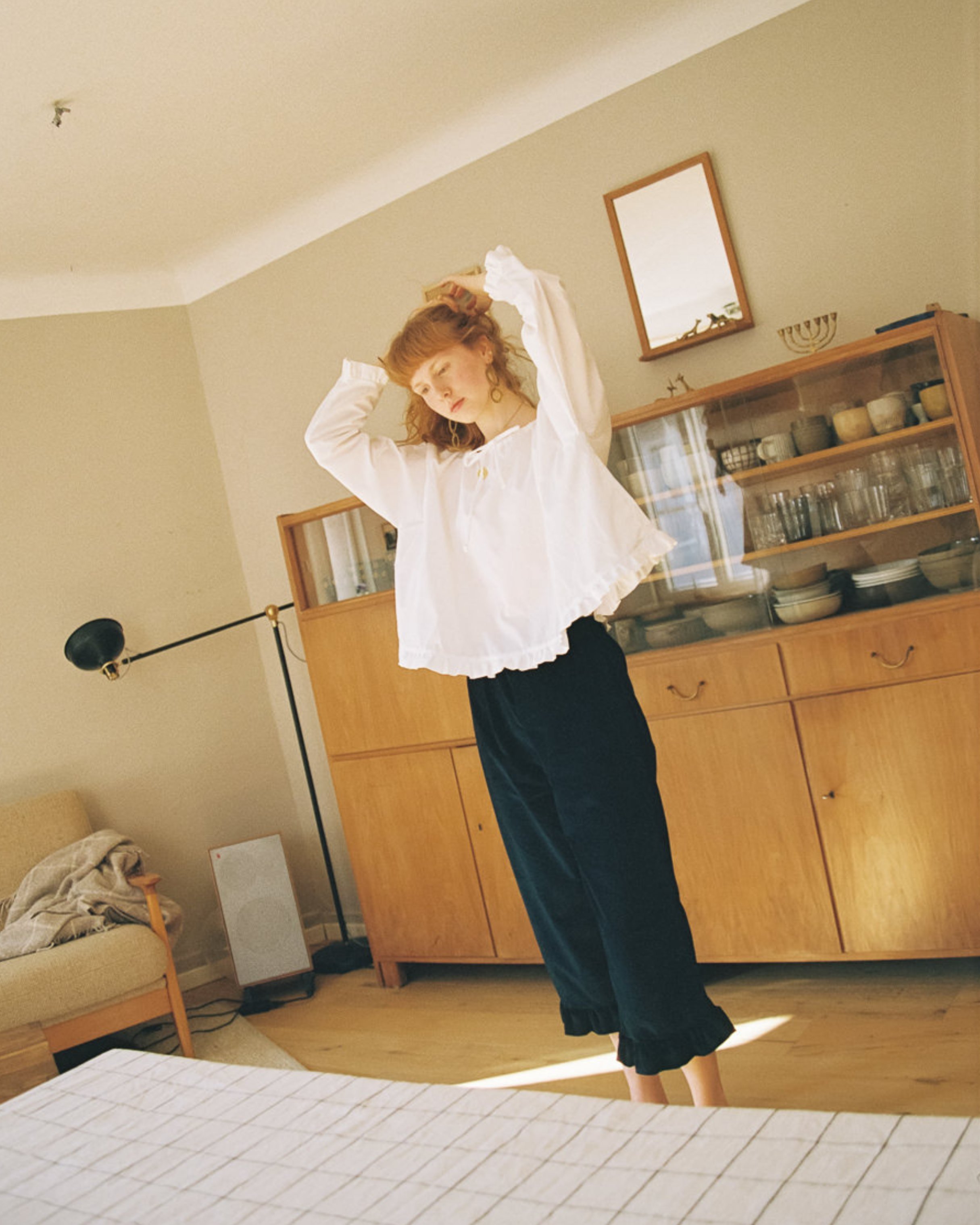 Frau in einem Wohnzimmer fotografiert für Lille.studio von Lisa Pitz