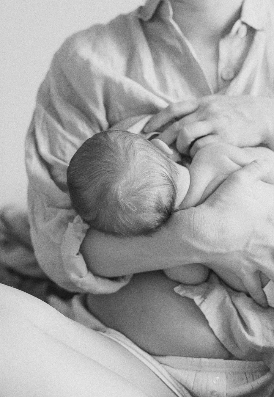Neugeborenes beim Stillen mit seiner Mutter analog fotografiert während Wochenbettreportage in Wiesbaden