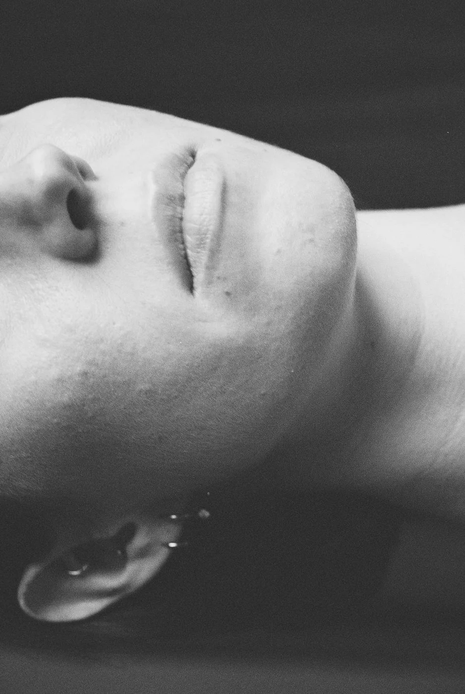 Analoges Schwarz-Weiß-Porträt mit Fokus auf Mund und Nase – künstlerische Familienfotografie in Mainz