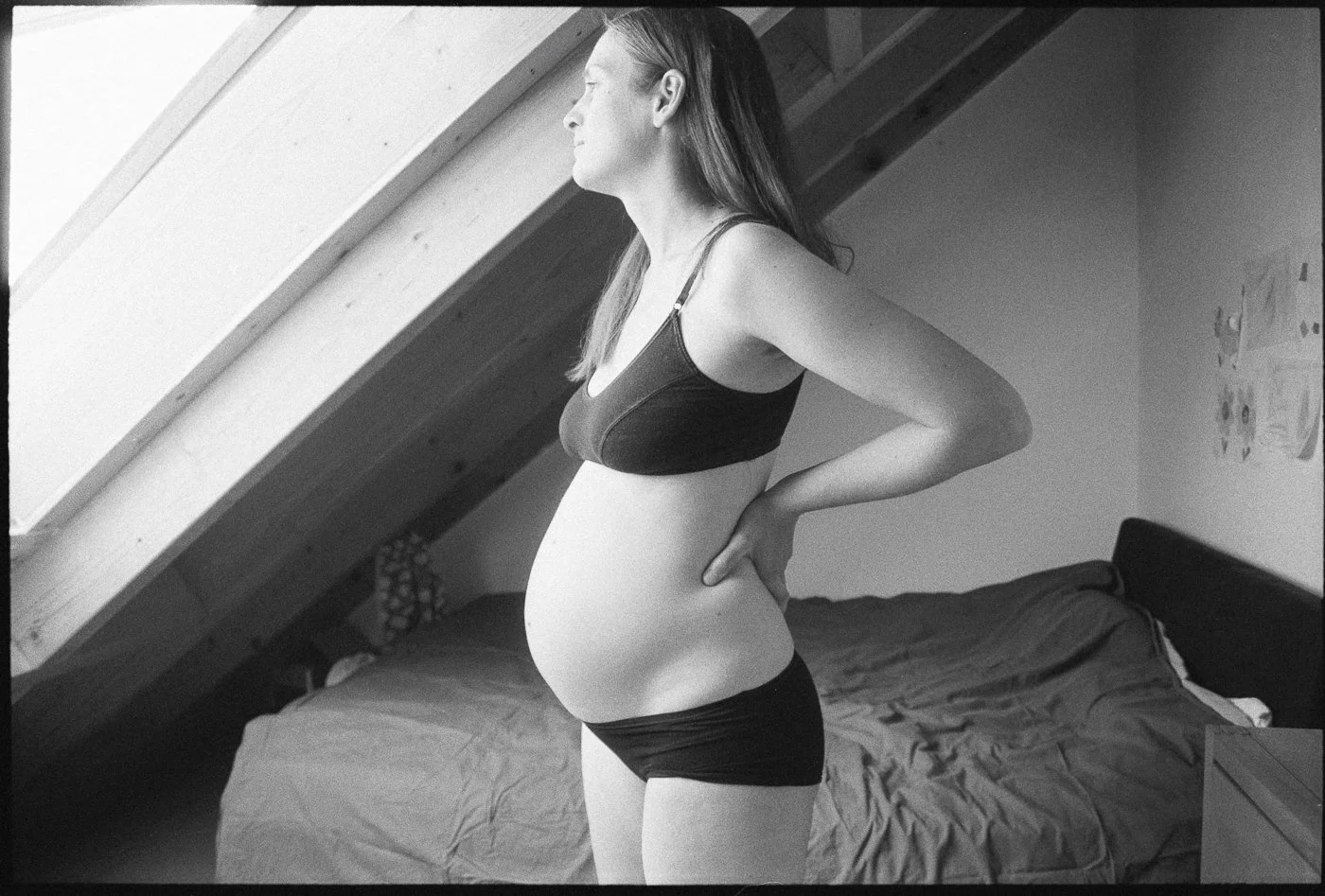 Sanfte Portraitaufnahme während des Schwangerschaftsshootings im eigenen zu Hause in Mainz