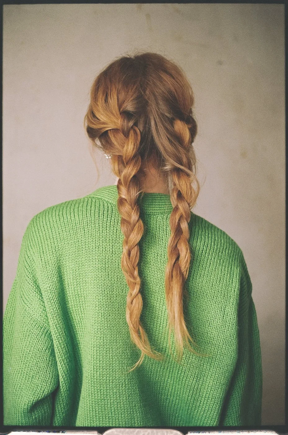 Rothaarige Frau mit geflochtenen Zöpfen fotografiert für ein Fashion Shoot für Jaggery London