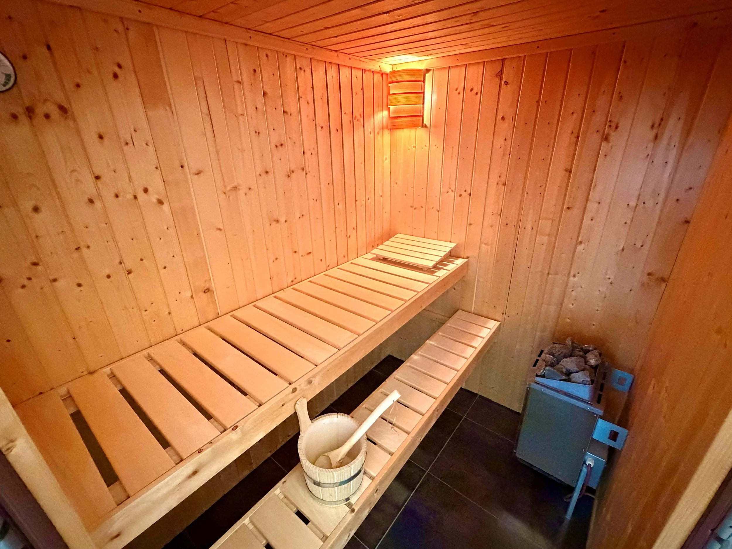 Bad 7 Sauna.jpg