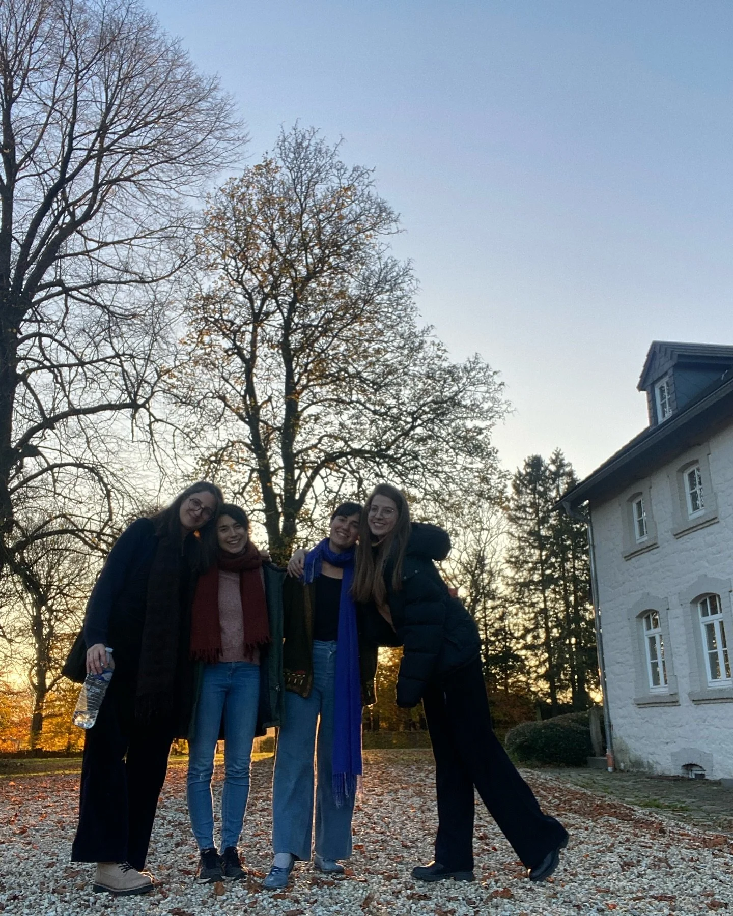 On our way to Rotterdam after a very inspiring masterclass with Gilles Millet from @quatuor_danel in such a beautiful and peaceful place 🍁 We are very much looking forward to our concert tomorrow at @batavierhuis at 19:30. We hope to see you there!