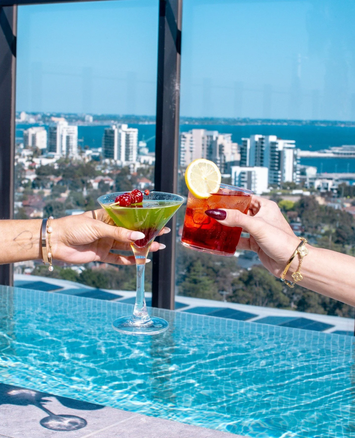 Come for the skyline, stay for the vibe.⁠
⁠
What are you doing this week? Head on over!⁠
⁠
#Thesabarooftop