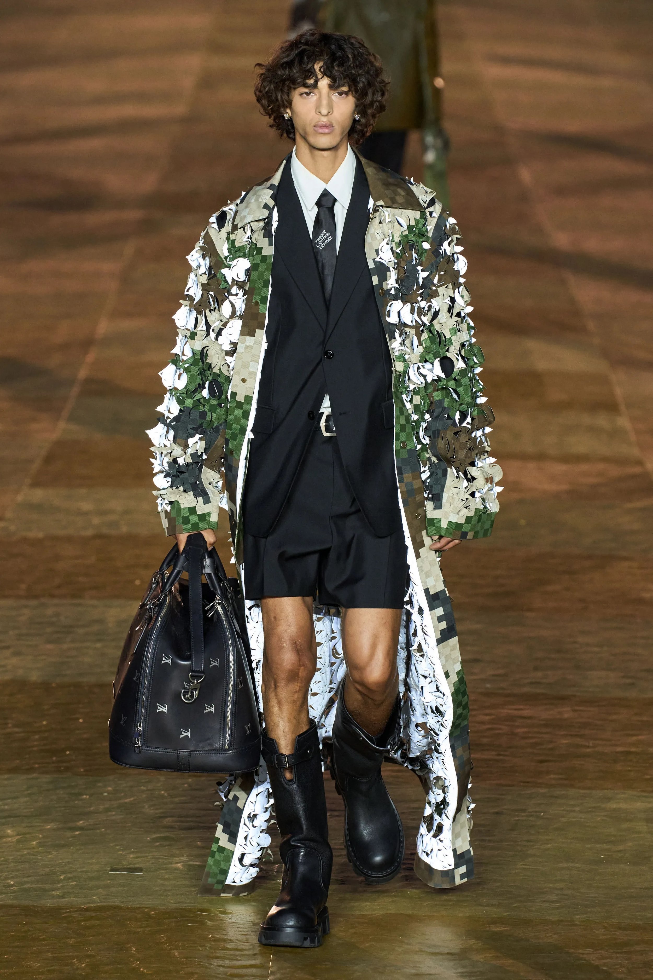 00002-louis-vuitton-spring-2024-menswear-credit-gorunway.jpg