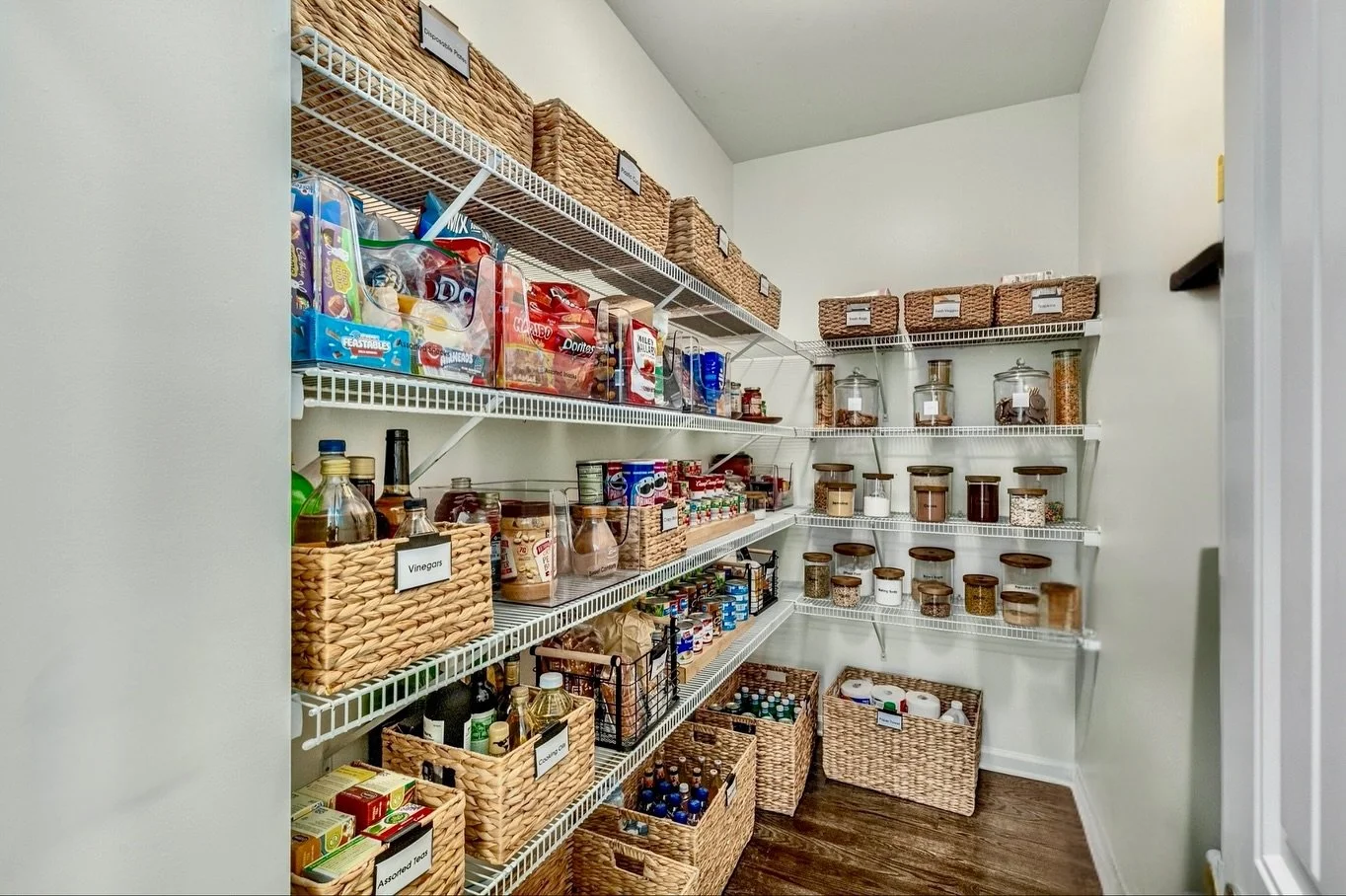 Selling your home? Having a professional organizer on your team can be the difference between listing… and sellingš”
An organized space makes it shine brighter, feels bigger, and helps buyers fall in love fasterāØ
Here are some of the ways we
