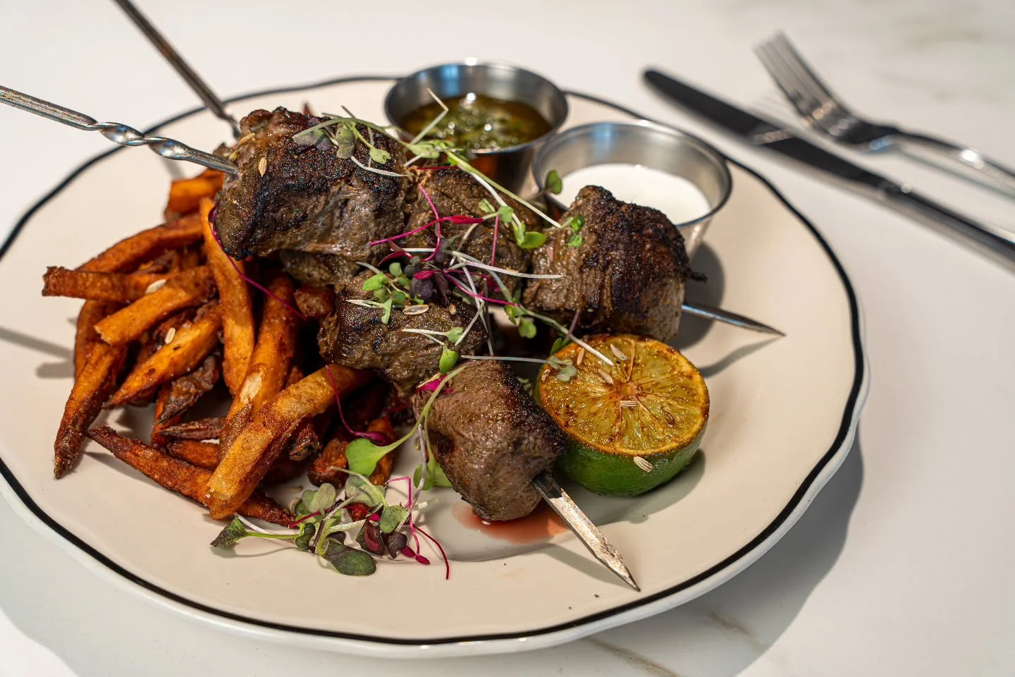 A refined take on comfort: tender lamb skewers infused with fragrant spices, paired with bright chimichurri, creamy sour cream, and golden fries!

See you soon!

.
.
.
#thebutcherbar #lambskewers #waikikidining #hawaiisbestbars #zetton