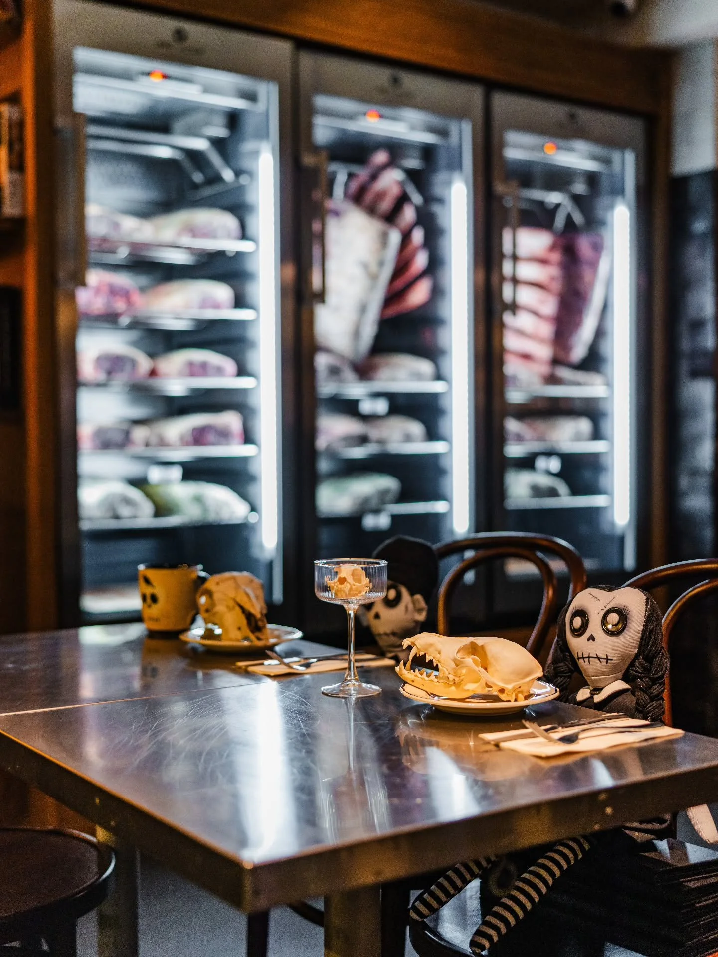 Waikiki nights just hit different here. 🍸 Craft cocktails, premium cuts, and a setting that speaks for itself.

#thebutcherbar #hawaiisbestbars #zetton