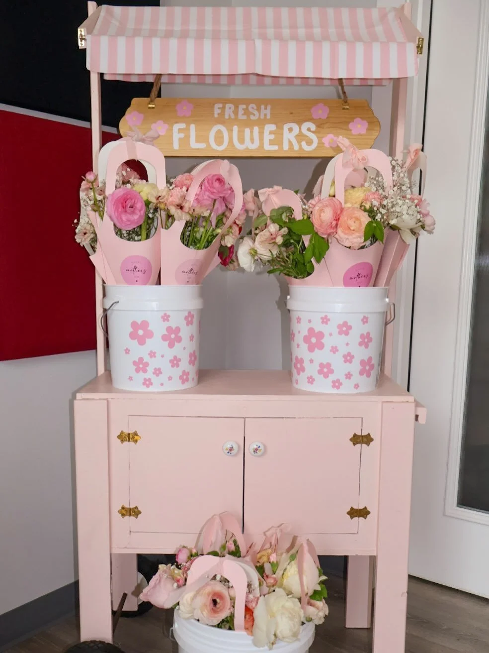 Had so much fun bringing @ryleemademeprettier floral vision to life for her Mother&rsquo;s Day event 🌸💖 swipe to see all the pretty details!
