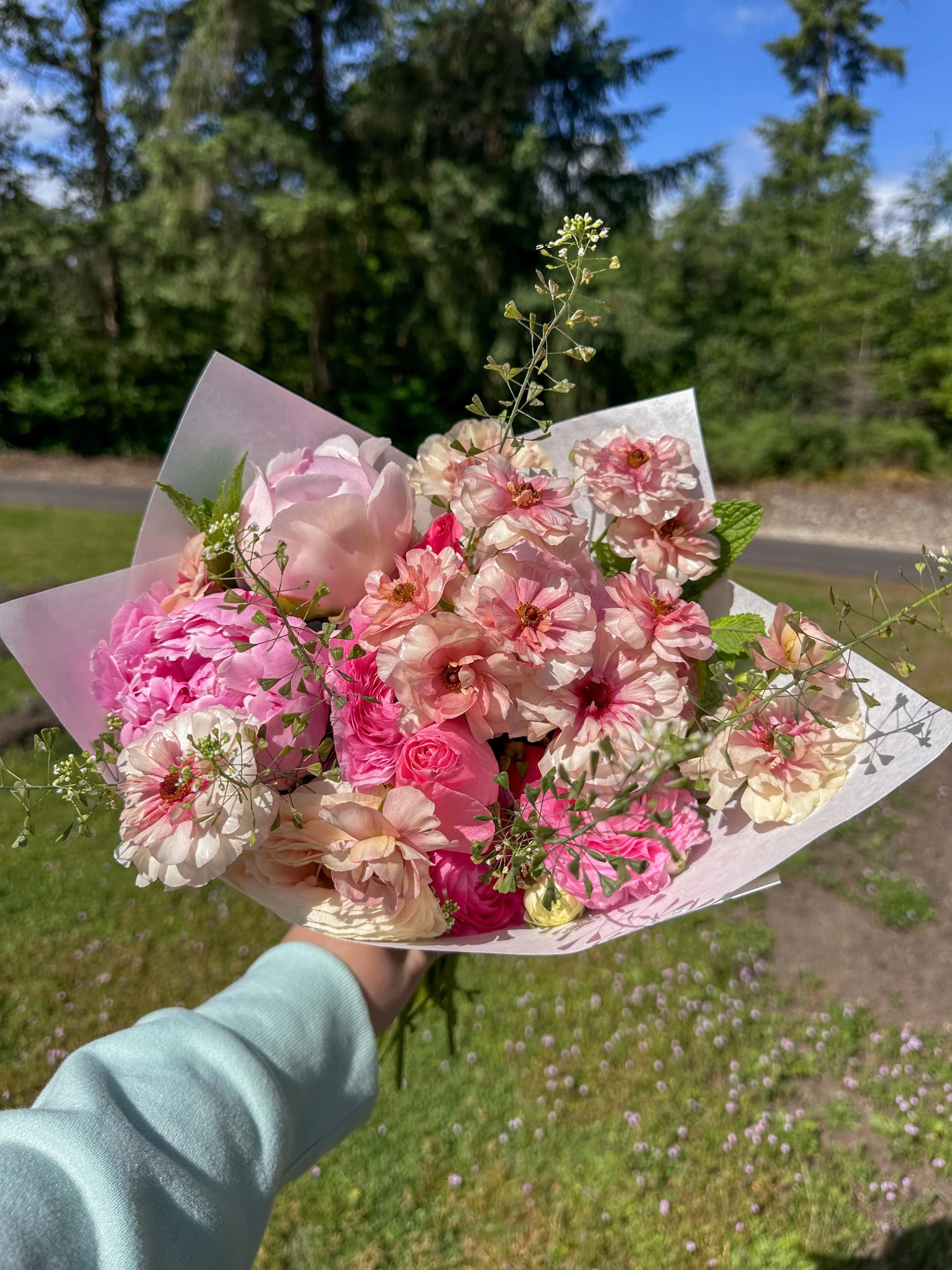 Ugh I just love spring blooms so much 🥹🌸 obsessed with the color palette of this custom order headed out today!