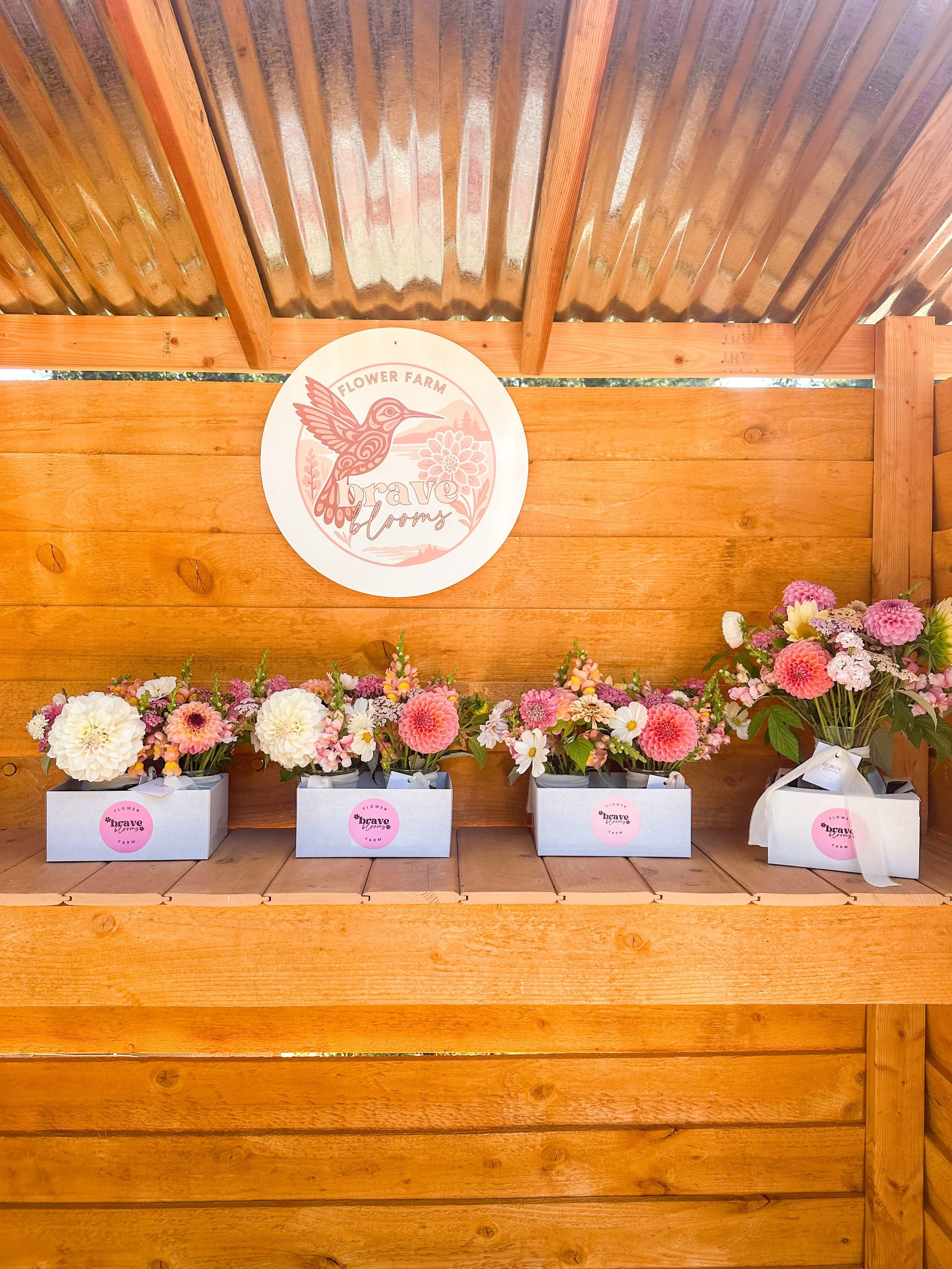 Beautiful arrangements headed out for a 50th wedding anniversary 🥹🌸 mason jar and vase arrangements are my absolute favorite to make and are available to order through our website anytime!