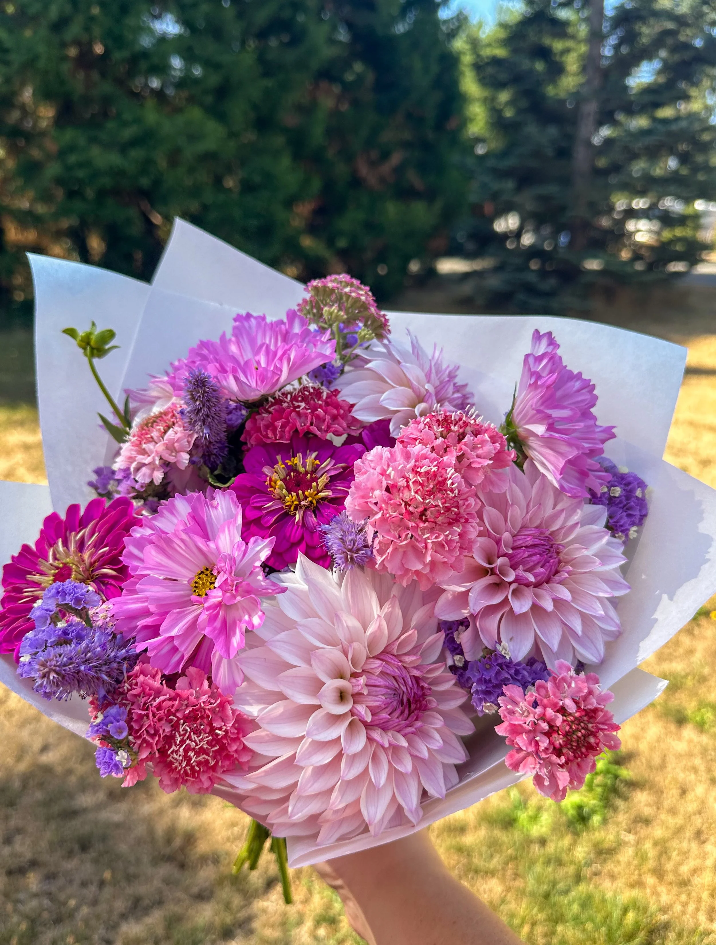 One of my favorite color palettes 💜🌸

This beauty is a custom order headed out today! Swipe to see what went into this bouquet 💫