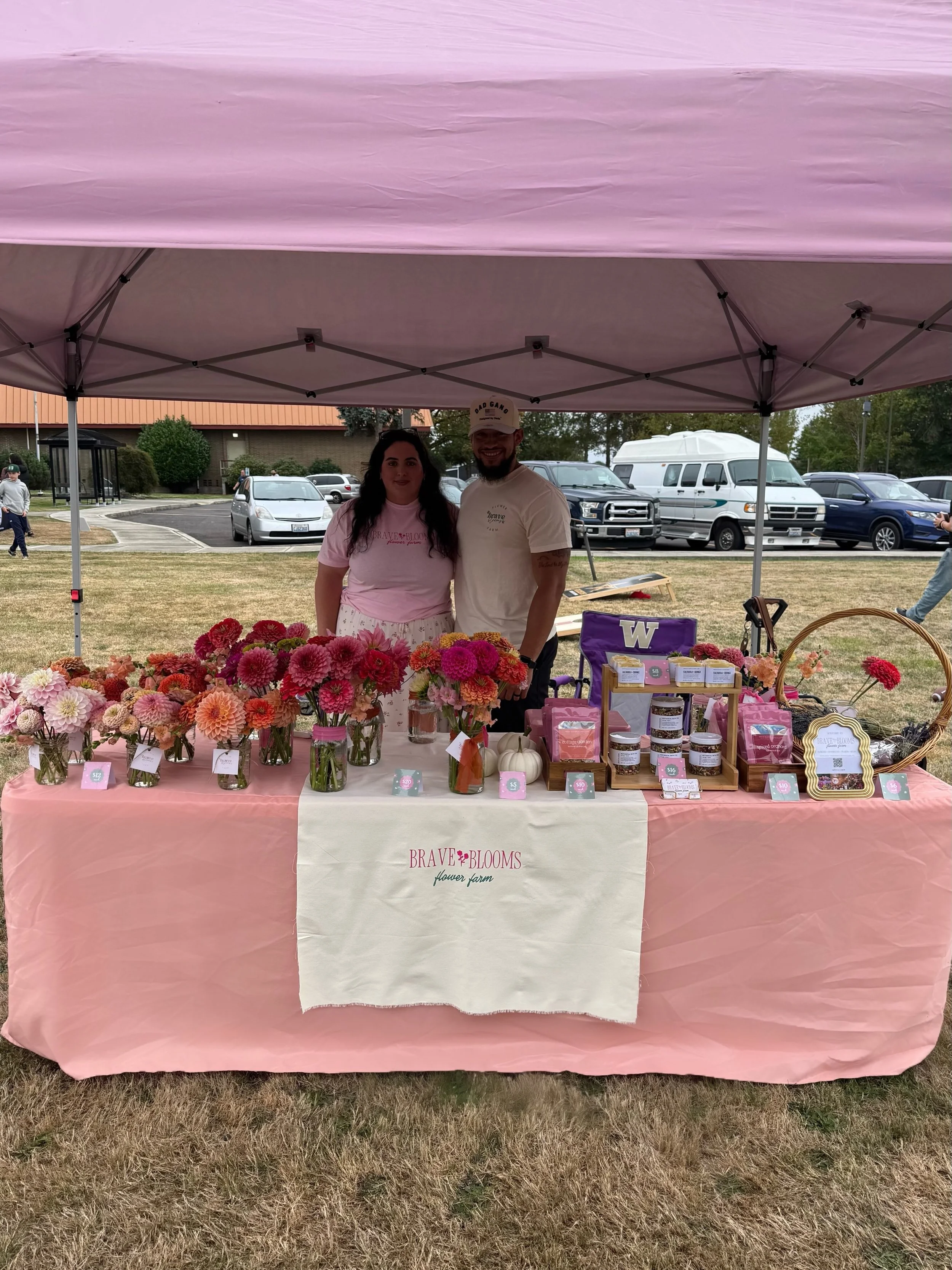 Cowlitz Harvest Festival 🌸🍂 this was our first festival ever and we had so much fun! Thank you so much to everyone who stopped by 🥹 we completely sold out of all of our flowers which blew me away!