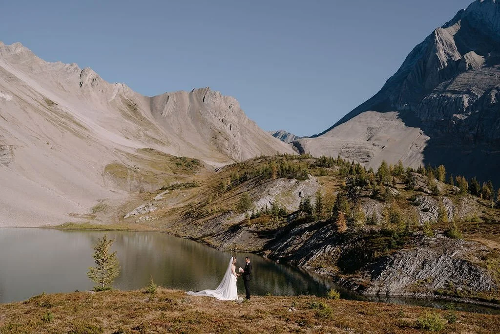 This is a PSA for any of you engaged couples that are yet to get started on planning your wedding…
You don’t need to go big. Read that once again.
E + R spent some time living in the Rockies earlier in their relationship, I’m hon