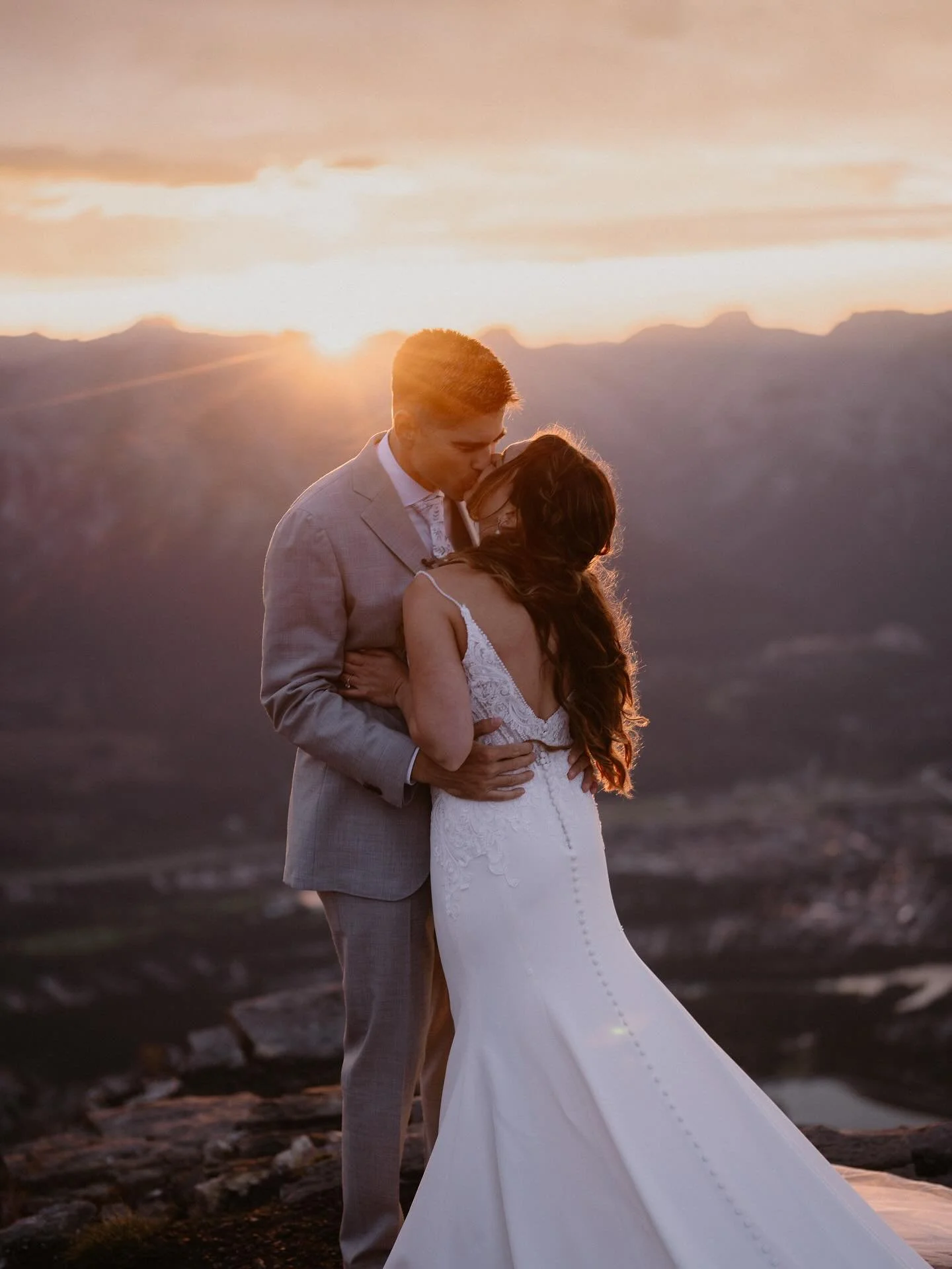 🏞️❤️💍👩‍❤️‍💋‍👨🥾⛰️🇨🇦
A + J planned an epic adventure for their mountain wedding across 2 days back in August. This beautiful sunset was what kicked it all off!
Photo: @glimpseofadventure 
Video: @heartsinreverie 
Flowers: @alpineb
