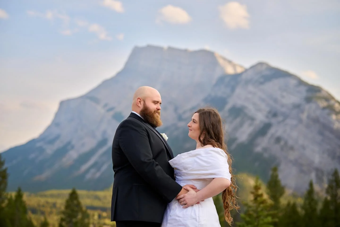 No matter how well you plan your outdoor ceremony in Banff National Park, there&rsquo;s always a chance of unexpected guests, swipe to see S + E&rsquo;s gatecrasher&hellip;

Coordination: @harrygeorgeweddings 
Photo: @wornleathermedia 
Makeup: @samma