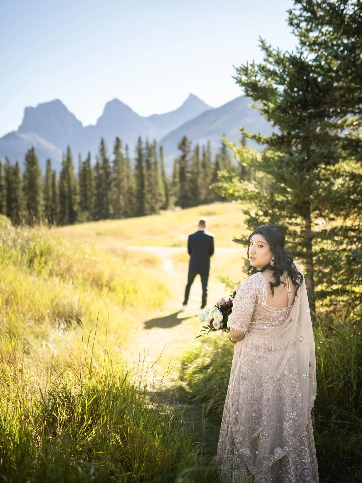 Dreaming of summer elopements&hellip; 😎

S + M&rsquo;s cool vendor team:
Planner: @harrygeorgeweddings 
Photo: @kallarambergphotography 
Officiant: @aydinweddings 
Flowers: @alpen.flora 
Hair: @sam_roycroft77 
Makeup: @sammarvellmakeup 
Cupcakes: @k
