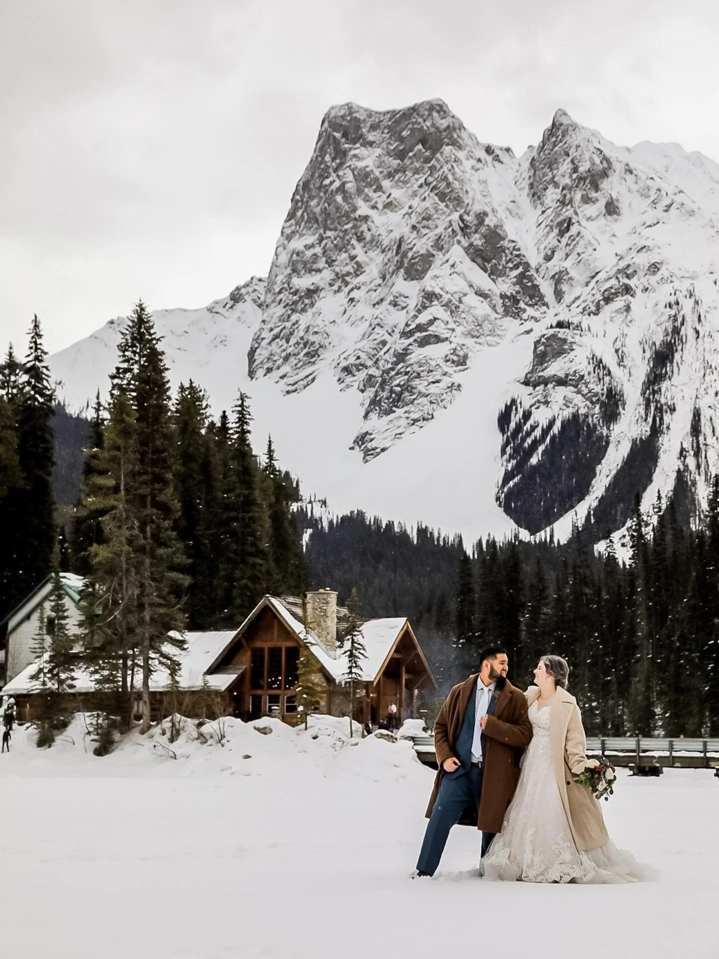 I often tell my friends back in the UK, that being in the mountains is kind of like living and working in two different countries, you get the beautiful winter weddings after fresh snowfall ❄️ then you get lush green, rocky, mountain wedding views in