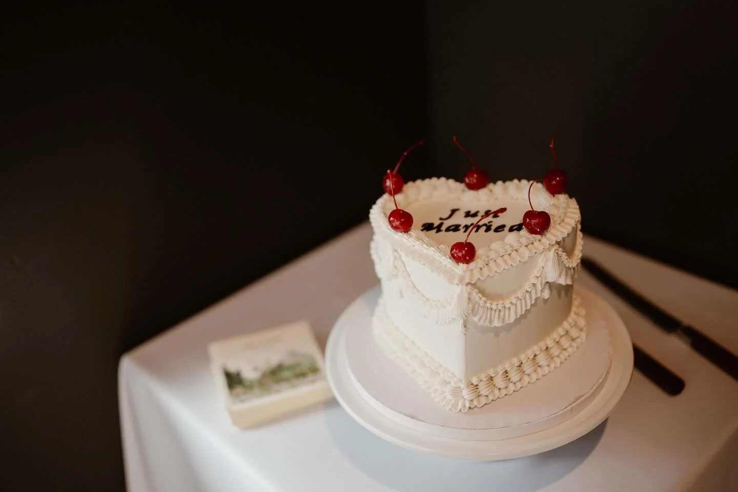 Throwback to this beauty! @kakebydarci put together a stunning Vintage Piped Heart cake for A + J&rsquo;s wedding last August. 

This design adds elegance to any dessert table 🤤 if only they made emojis that drooled even more than this.

Cake: @kake