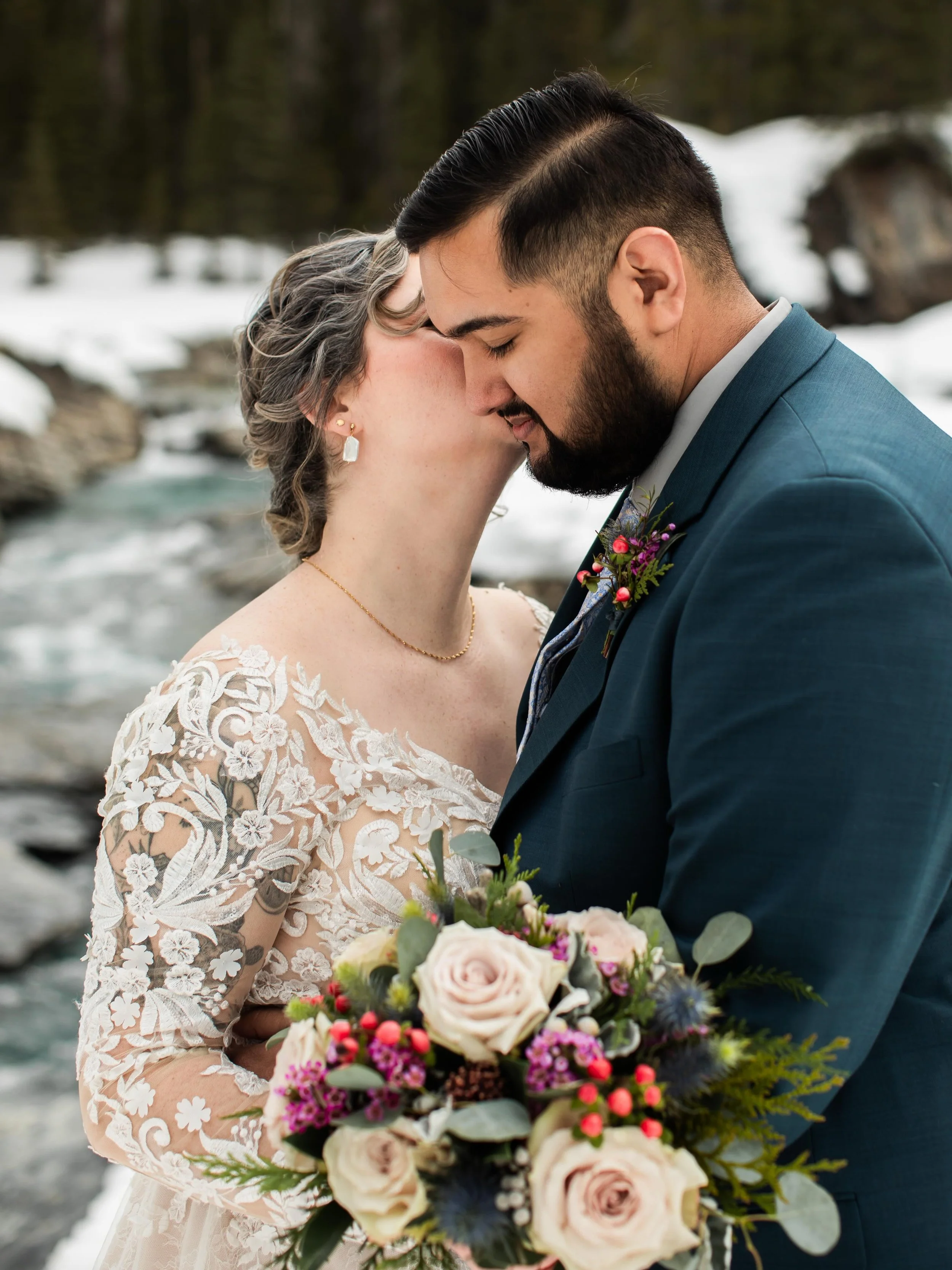 Whether it&rsquo;s the bridal bouquet, reception centrepieces or any kind of florals at all at your wedding, I believe real flowers are the cherry on the cake. They bring everything together!

Florist: @banffmountaintopflowers 
Photo: @laurabarclayph