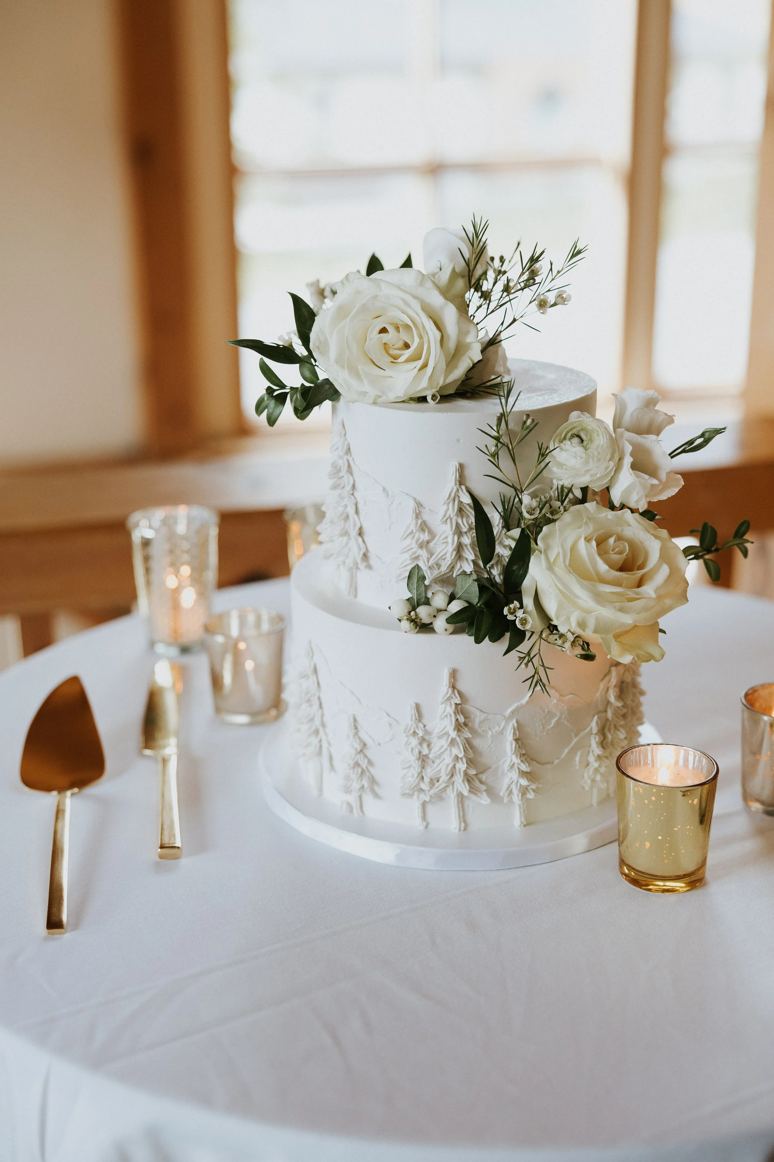 wedding cake elegant white roses gold candle