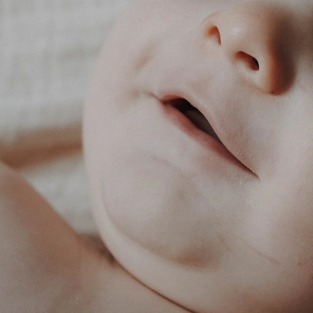 Nahaufnahme eines Babygesichtes mit Fokus auf Mund und Nase