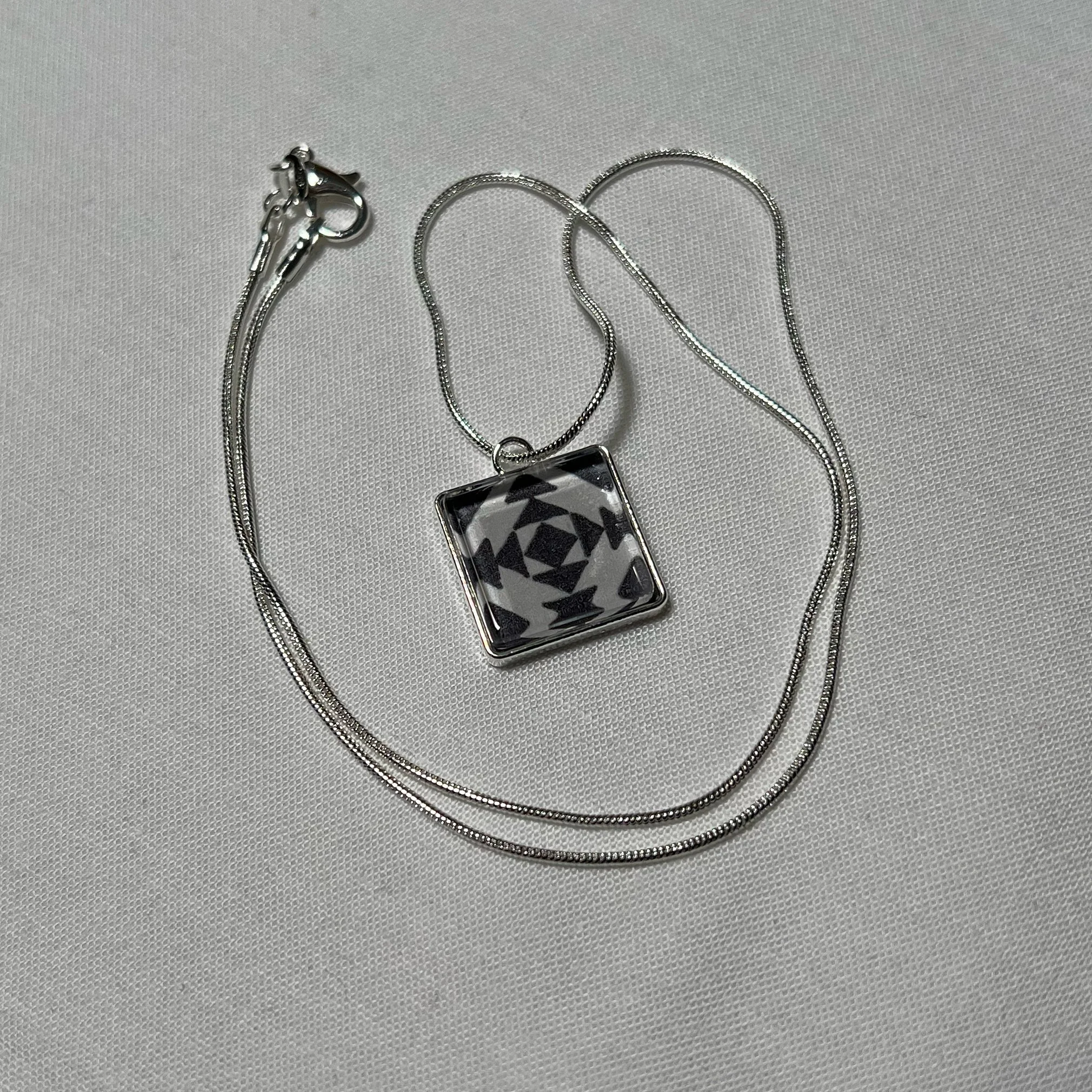 QDJ_D_Black-Pineapple-Pendant_2.jpg