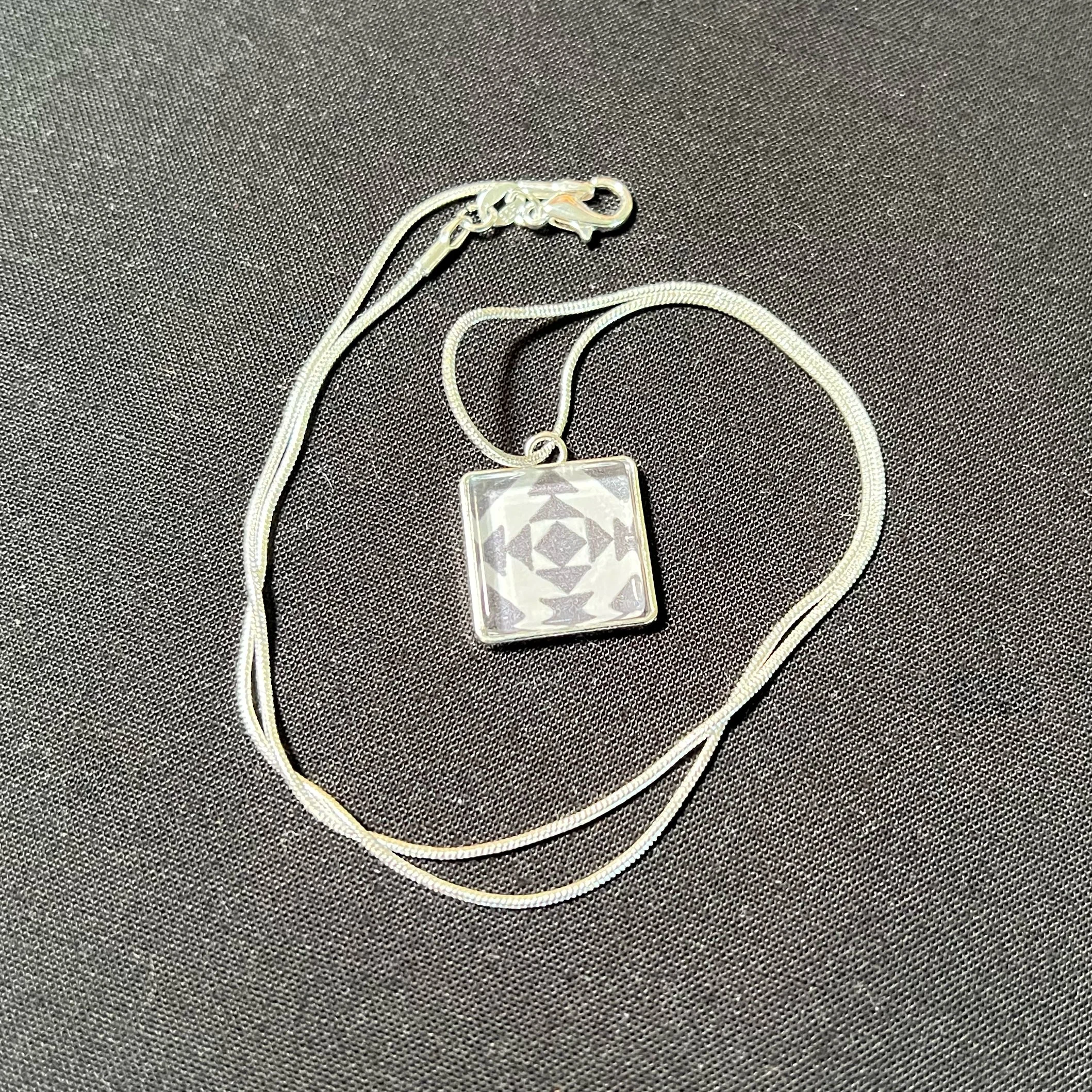 QDJ_D_Black-Pineapple-Pendant_1.jpg