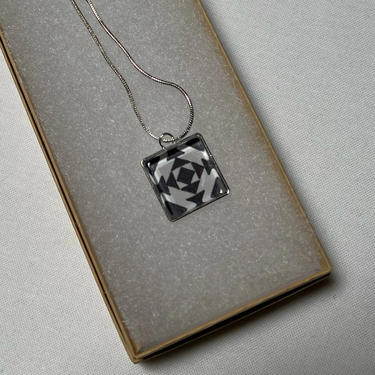 QDJ_D_Black-Pineapple-Pendant_5.jpg