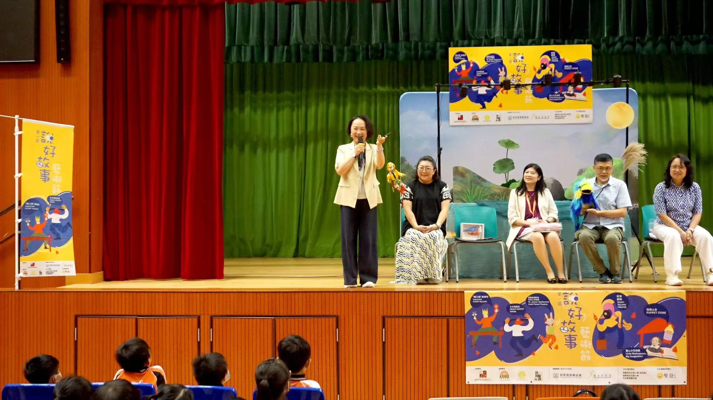 拔萃慈善基金会会长曾瀞漪女士(中间) 于油麻地天主教小学(海泓道)活动开场致辞