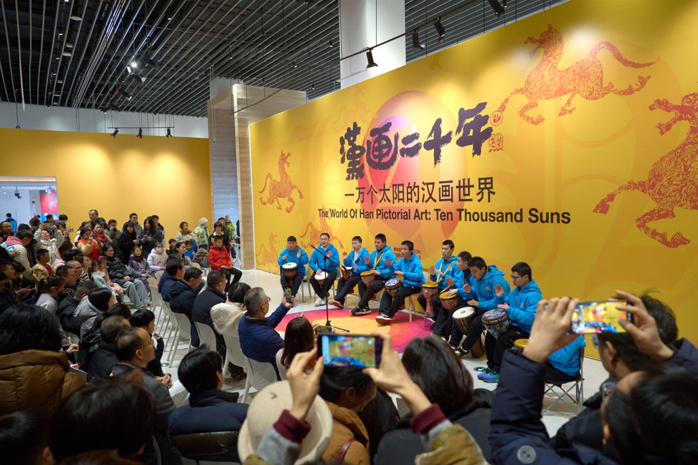 星语破晓梦之队的孩子们在开幕式现场演奏非洲鼓：骄傲的少年