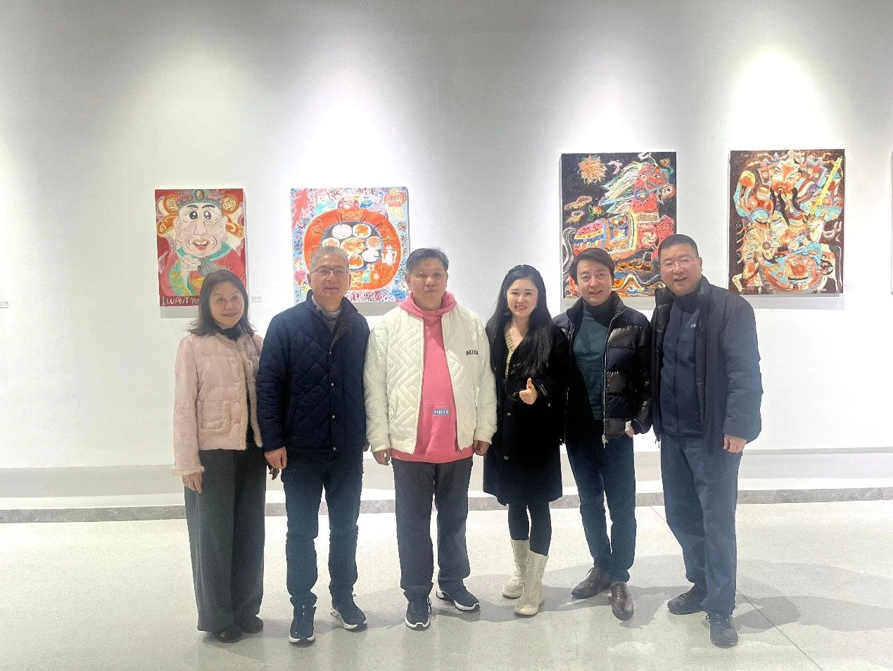 陆一飞老师(左三)与拔萃资本集团董事长、拔萃慈善基金会创始人孙新荣先生孙新荣先生(左二)、拔萃慈善基金会创始人夫人暨基金会志工朱雪琼女士(左一)、拔萃慈善基金会执行秘书长章致易女士（右三）合影