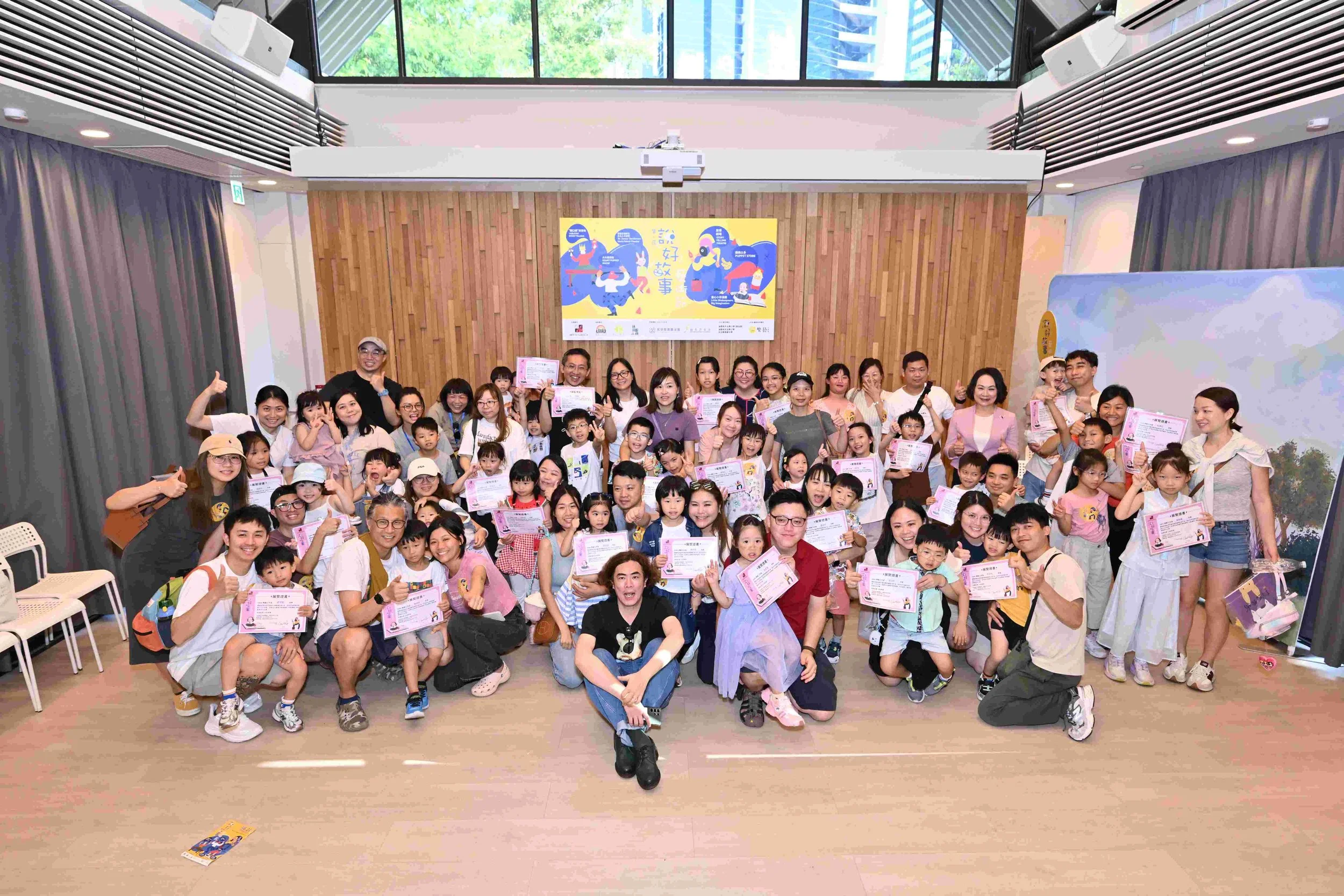 拔萃慈善基金会会长曾瀞漪女士与童心小莎翁展获奖学员及家长合影