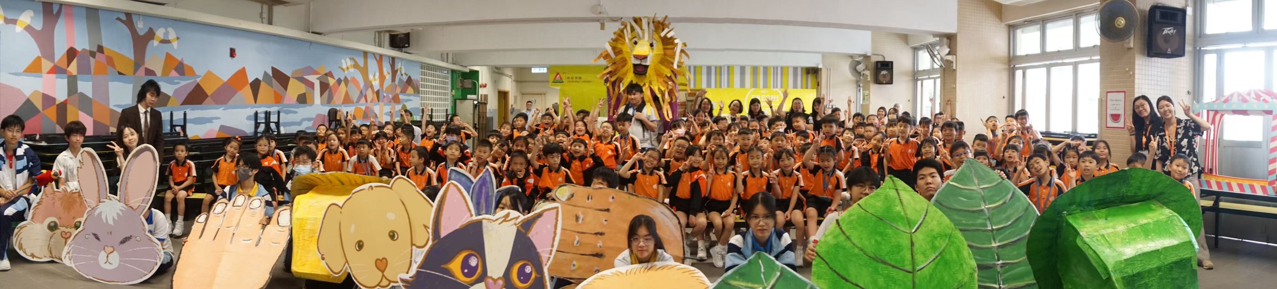 油麻地天主教小学（海泓道）师生与南华中学木偶团队演出后合影