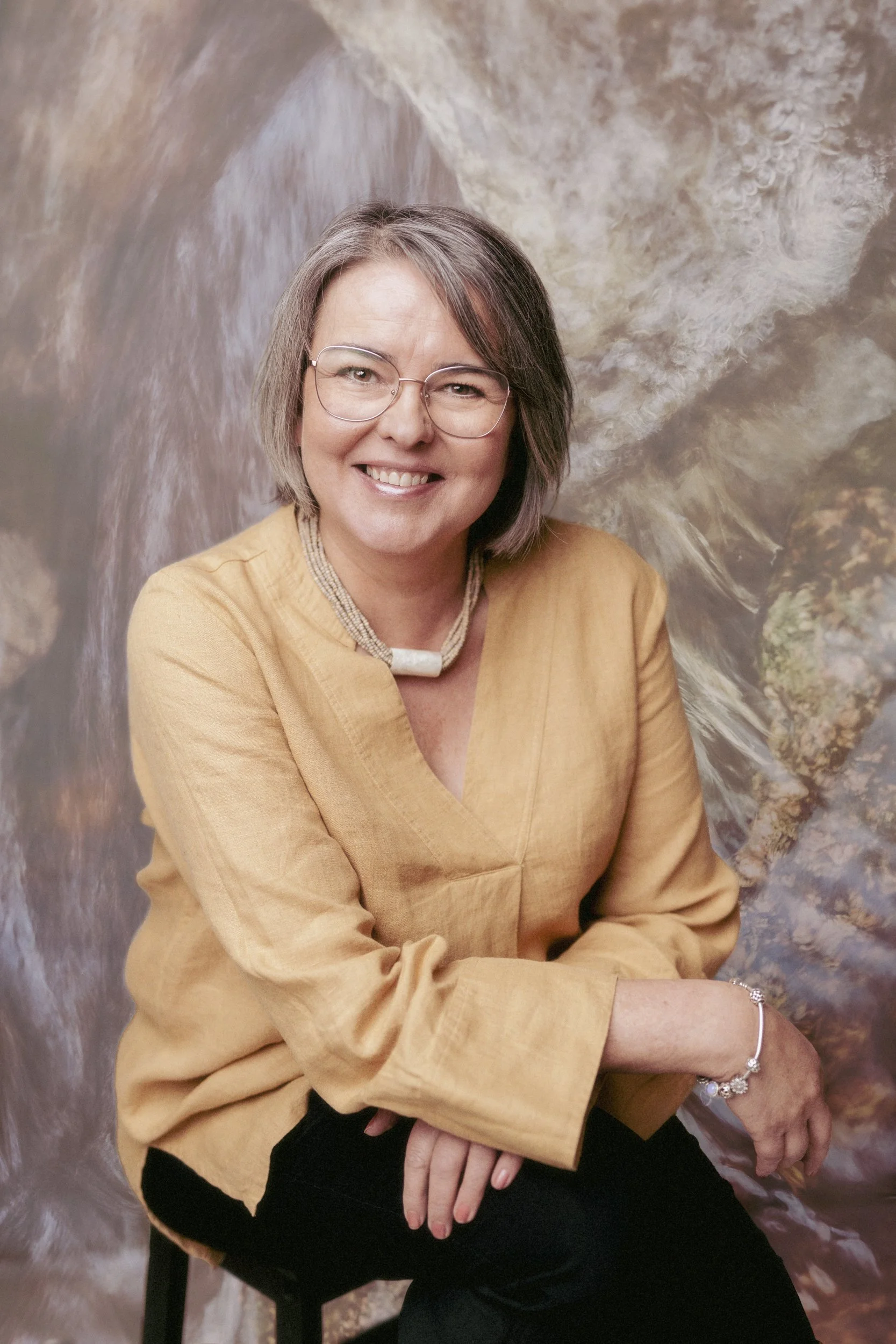 Henkilöstöjohtamisen kehittäjä Outi Purovesi hymyilee kameralle.