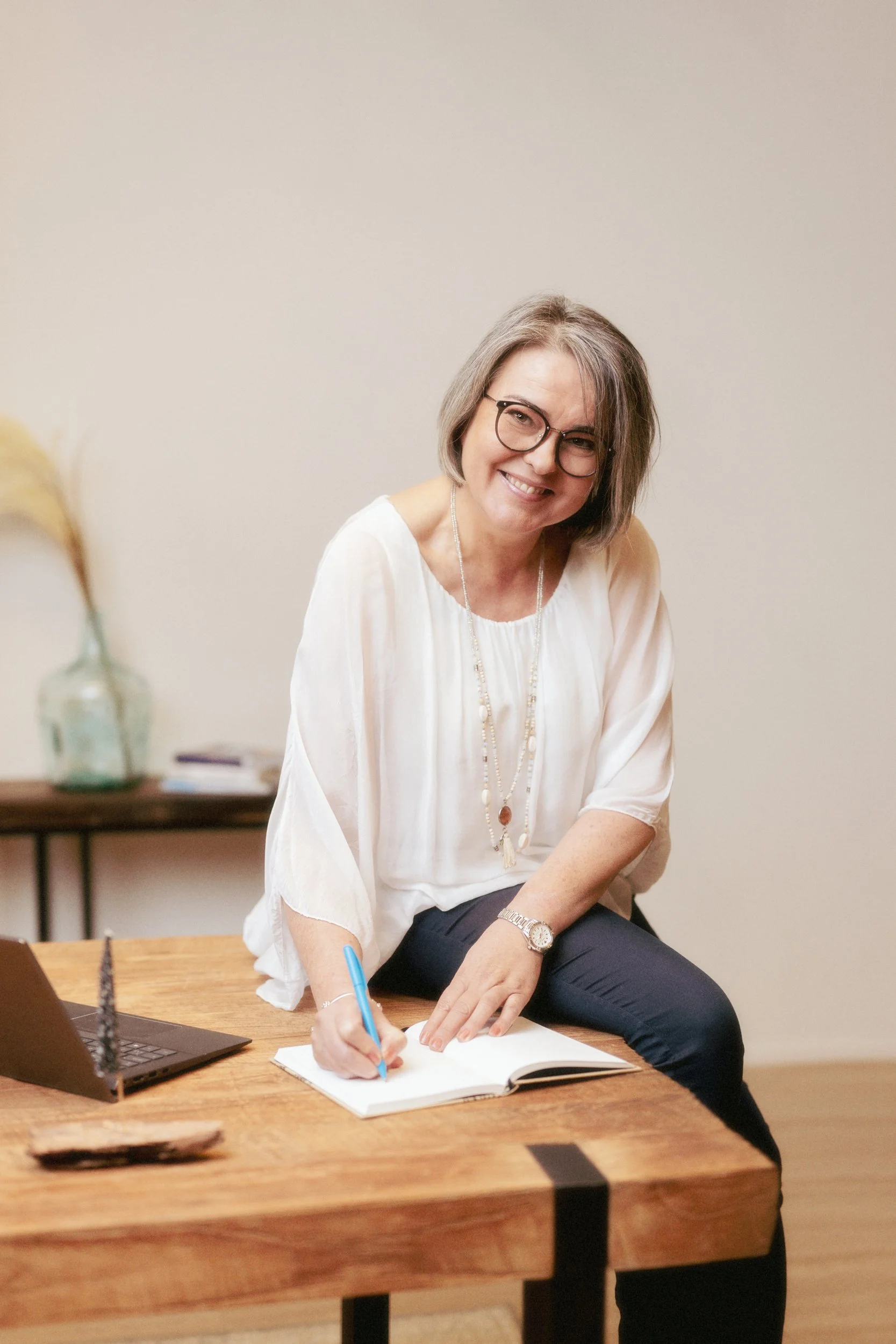 Henkilöstöjohtamisen kehittäjä Outi Purovesi hymyilee kameralle.