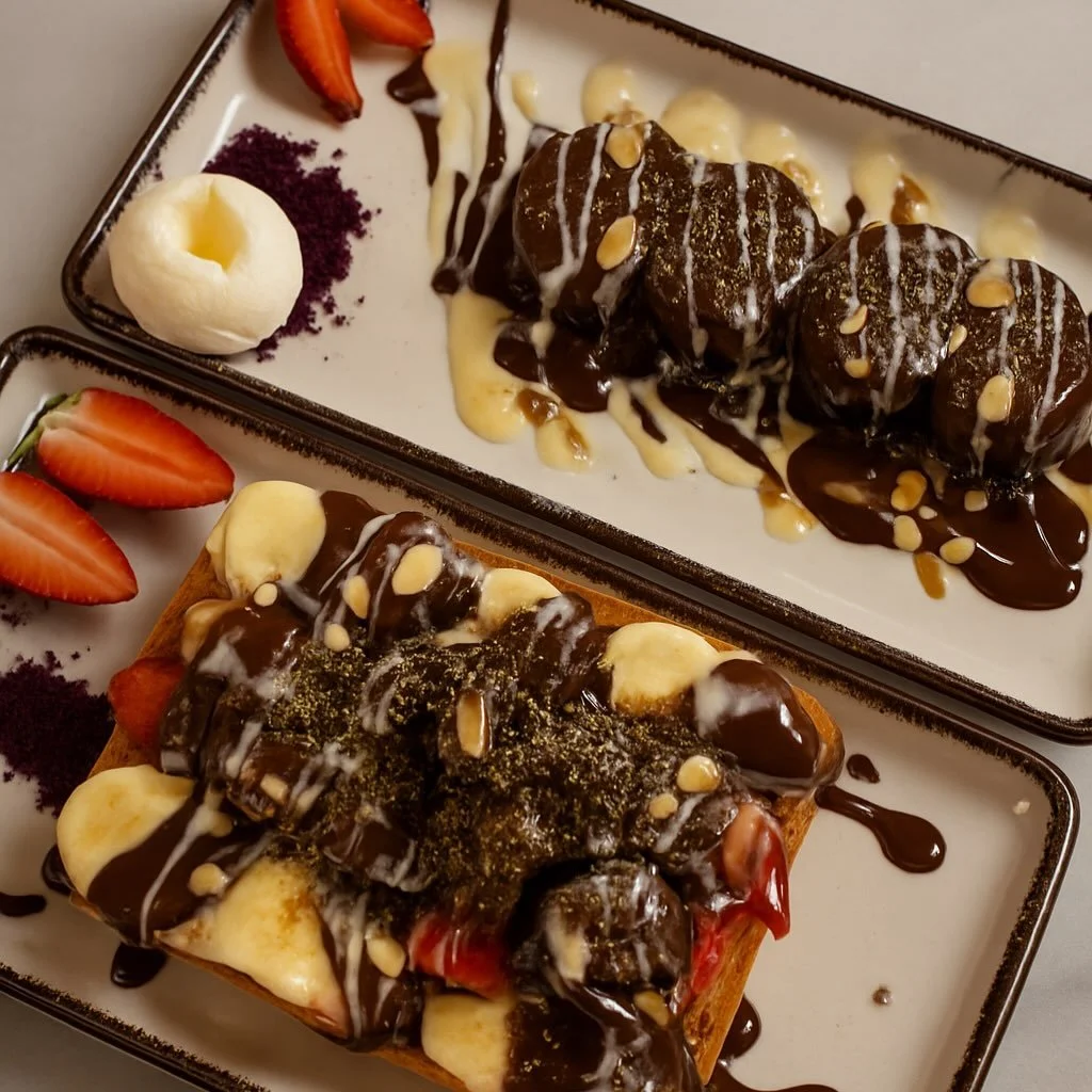 Guru Kafe&rsquo;de tatlı molası bir rit&uuml;el.
Akışkan &ccedil;ikolatanın, taze meyvelerin ve yumuşacık dokuların buluştuğu bu lezzetler, g&uuml;n&uuml;n&uuml;ze k&uuml;&ccedil;&uuml;k ama unutulmaz bir mutluluk katıyor.