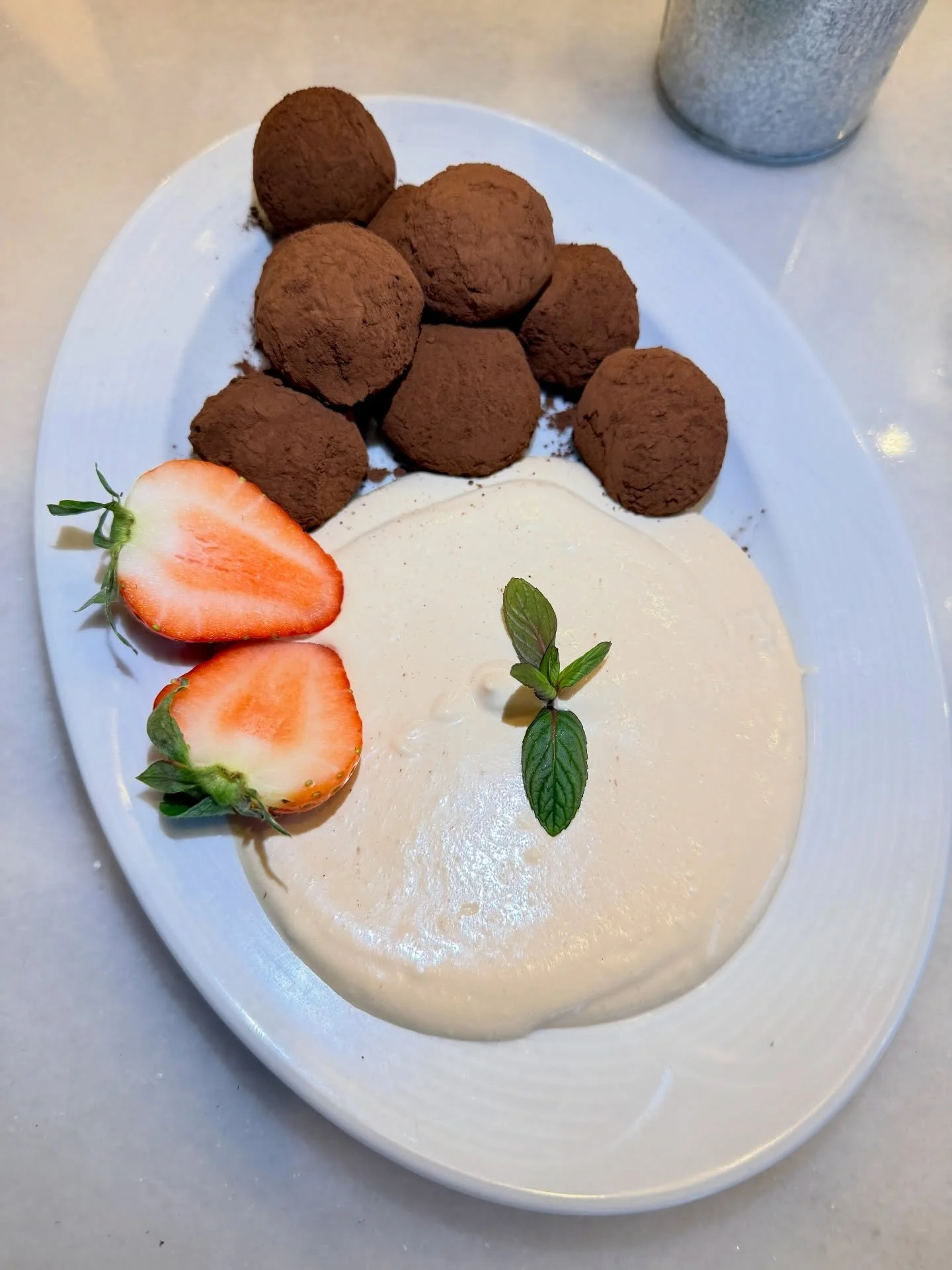 MEN&Uuml;DE YENİ &Uuml;R&Uuml;N 🚨 

Tiramisu Topları

Klasik tiramisunun t&uuml;m lezzetini minik lokmalık toplar haline getirdiğimiz enfes tatlımız! 

⏰|09:00 &ndash; 02:00
☎️|0272 214 4878
💵|Fiyat: 349₺
🛵|Paket Servis ✔
🏡|Açık Alan ✔
🚬|Sigara