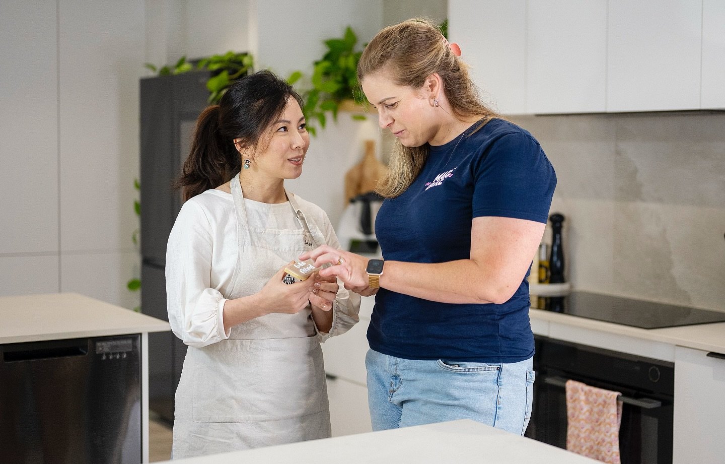 Our Retreat Legends Rachel from @littlesweettreatss and Kelsie from @makeorbakeco._  Will you be joining us at the upcoming Cookie Retreat - 1 place (inc accommodation) remaining.
100% Cookie Retreats #cookieretreats  #fondantcookies #royalicingcooki