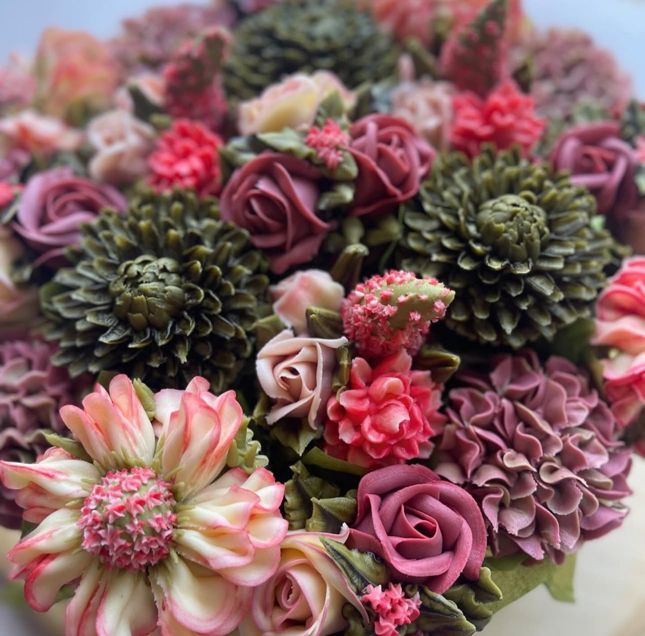 Happy FriYay - a little #flashbackfriday❤️ to early 2024 to a Gorgeous Bouquet from @bouquetcakes_ 🙌 And the Colours.
 100% Cupcake Retreats Hosted by @melooau #cupcakeretreats #floralcupcakes #taketimeforyou #fondanttoppers #buttercreamflorals #bou