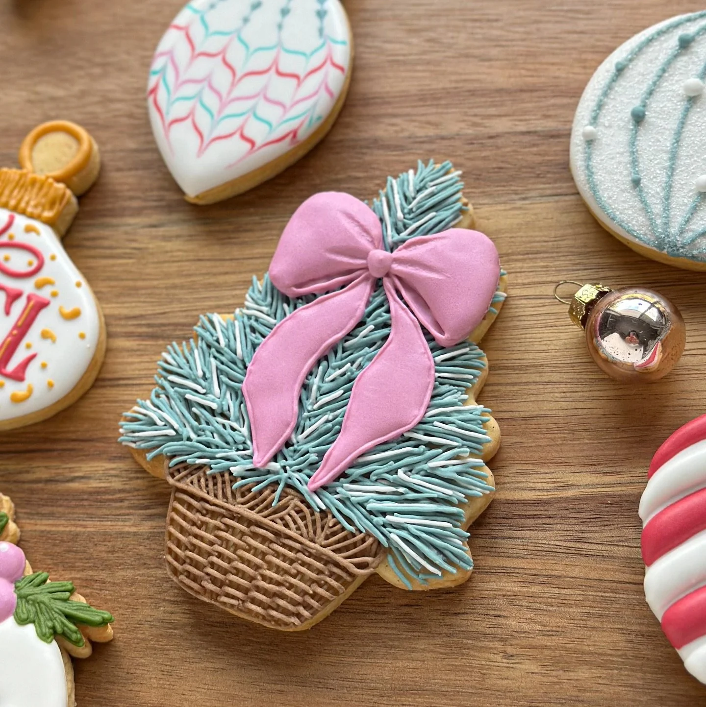 One of the Gorgeous Royal Icing Cookies designed and produced by Rachel @littlesweettreatss from over the weekend at @cookieretreats The attendees absolutely smashed it - was so awesome seeing their work.

100% Cookie Retreats #cookieretreats  #fonda