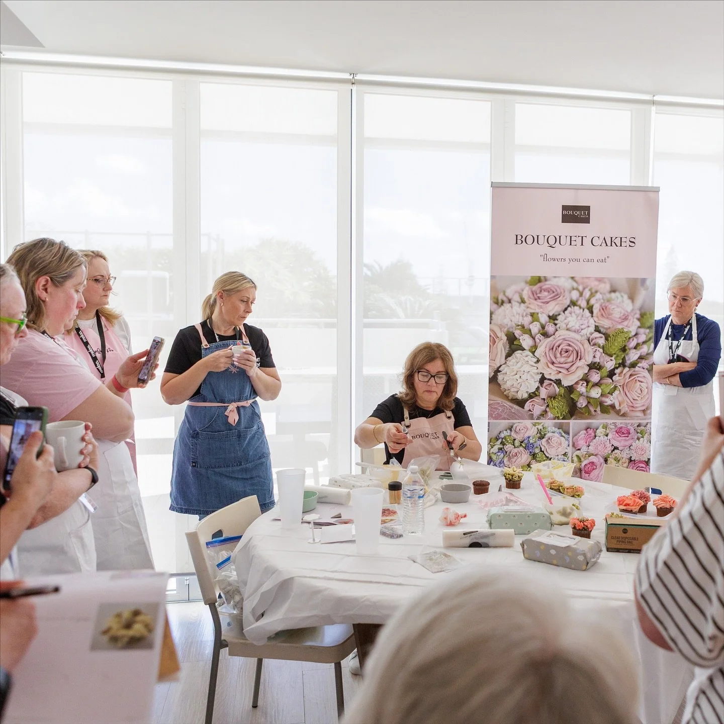 A few pics from Day 1 from @cupcakeretreats Thank you to the amazing @rachelrichterphoto 
#cupcakeretreats #bouquetcakes #rachelrichterphoto #cakehearts #thecupcakefloristry #communityovercompeition