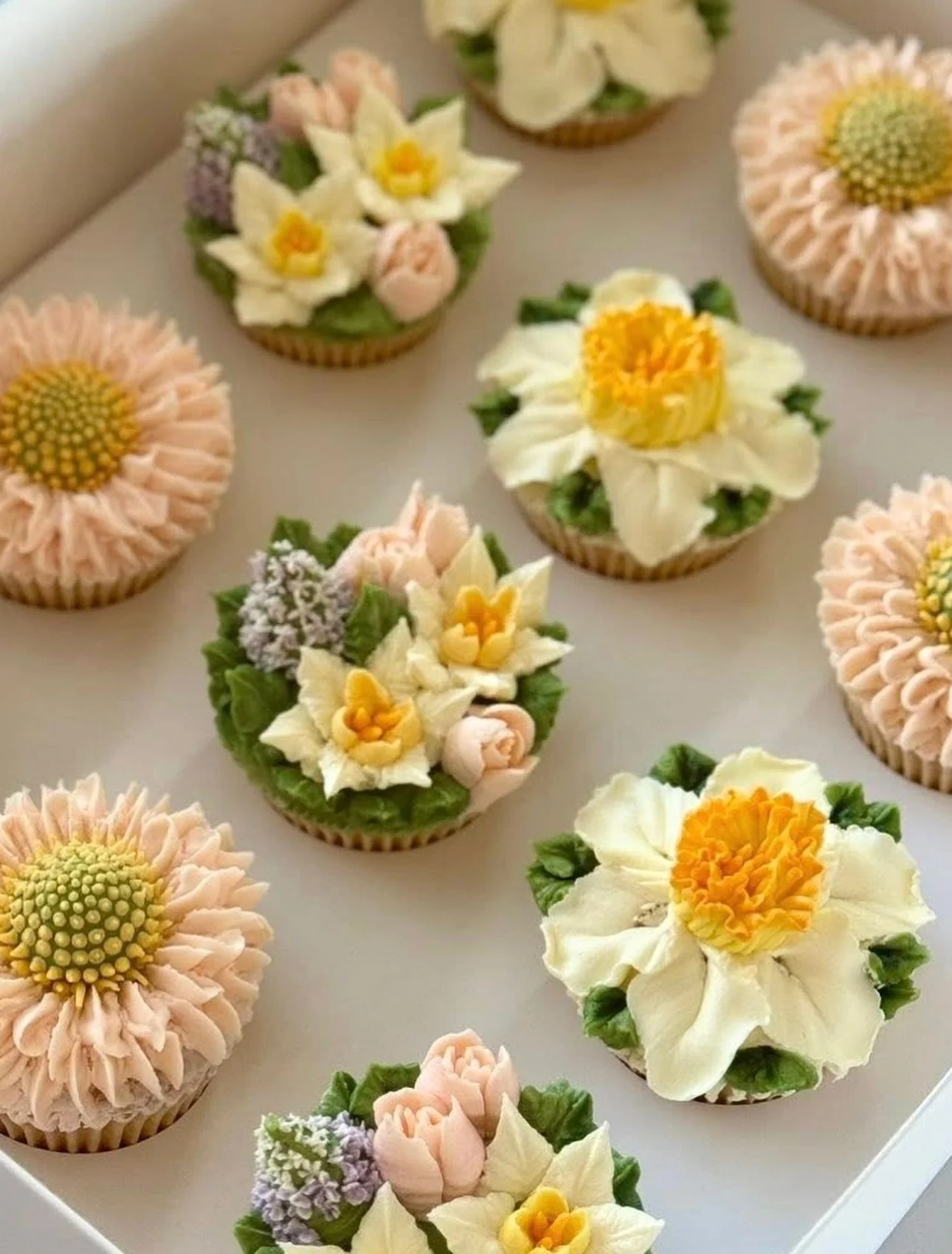 Honestly cannot get enough of these Gorgeous spring time Florals by Simone from @the.cupcake.floristry I just had to share a few images. What would you to see Simone teach at the 2026 Cupcake Retreat? Let us know in the comments.
 100% Cupcake Retrea
