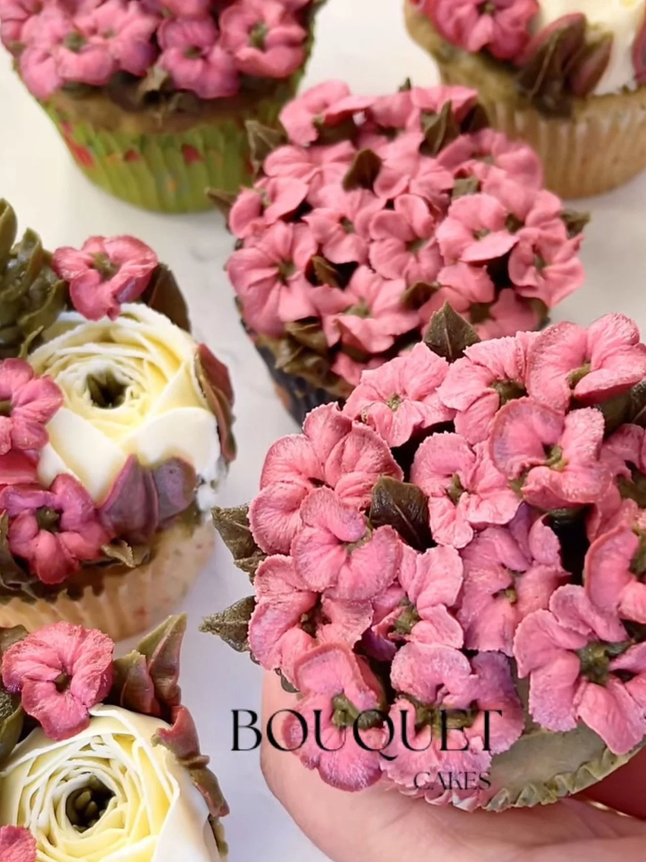 Happy Hump Day. 2026 Retreat Info Gies Live this weekend with Tickets available from 25th October.
Don&rsquo;t you agree Maria&rsquo;s work is just beautiful? Stunning @bouquetcakes_ 

 100% Cupcake Retreats Hosted by @melooau #cupcakeretreats #flora