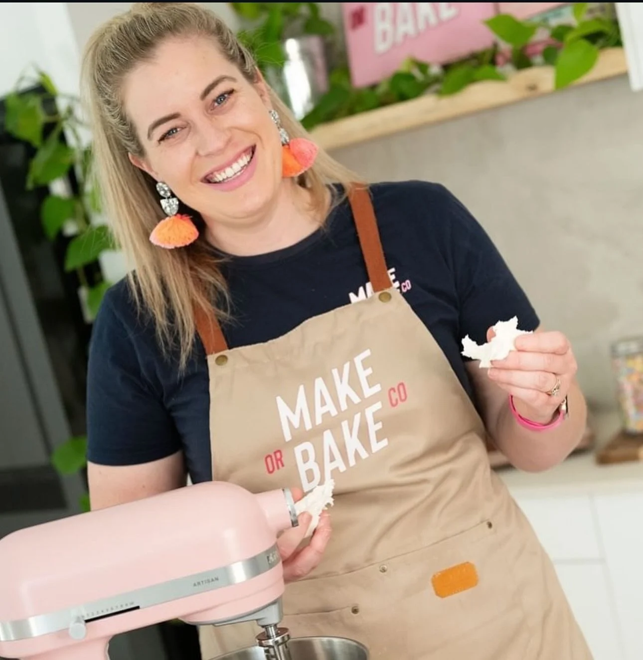 Introducing Gorgeous Miss Kelsie (as if you don&rsquo;t know who the Queen of Fondant is) from @makeorbakeco._  Cookie Retreats 1st VIP&hellip; 
Hey there, I&rsquo;m Kelsie- the owner and baker at Make or Bake Co. 
Make or Bake Co was born in 2018 wh