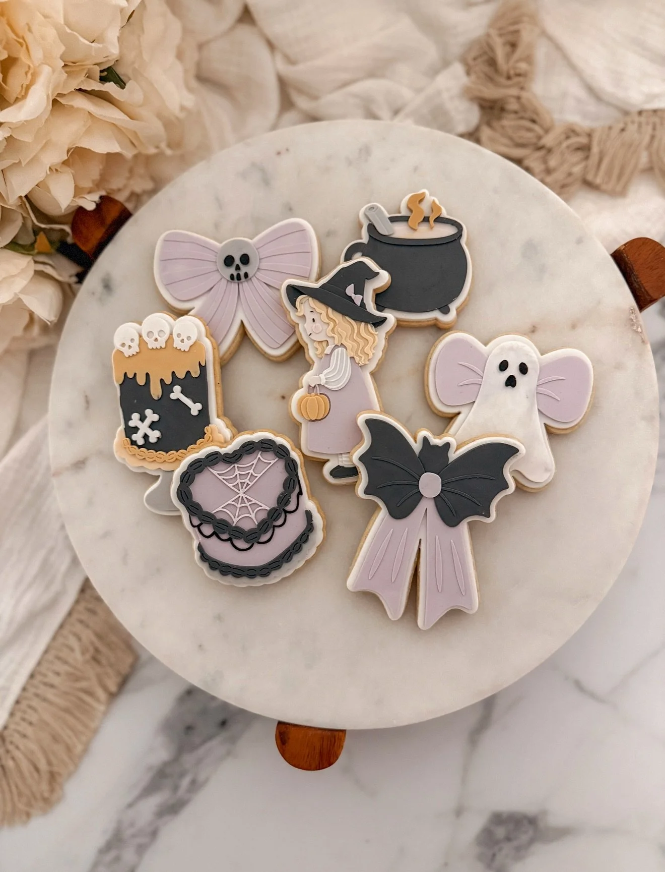 HAPPY HALLOWEEN 👻 
Cuteness Overload by @crumbsandchaosau 
100% Cookie Retreats #cookieretreats  #fondantcookies #royalicingcookies #cookiedecorating #melooau #communityovercompetition