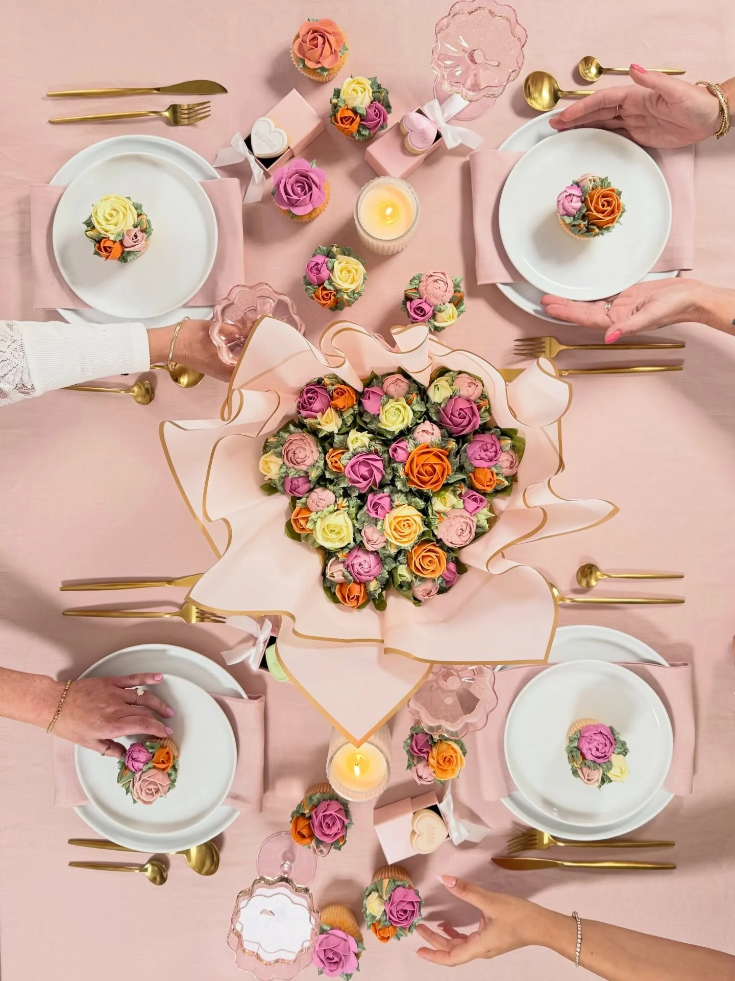 Cupcakes bring people together. 

We will see you at @cupcakeretreats 

 100% Cupcake Retreats Hosted by @melooau #cupcakeretreats #buttercreamflorals #thecupcakefloristry #mamabearskitchen #communityovercompetition