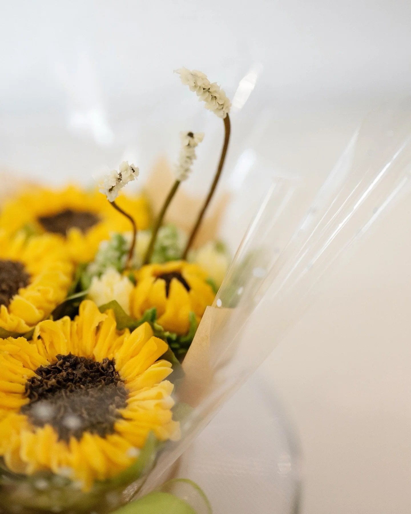 Who else is a Sunflower 🌻 Fan? What is one floral you love to pipe? Or would love to learn to pipe? With 1 place remaining for this years @cupcakeretreats let me know.

 100% Cupcake Retreats Hosted by @melooau #cupcakeretreats#thecupcakefloristry #