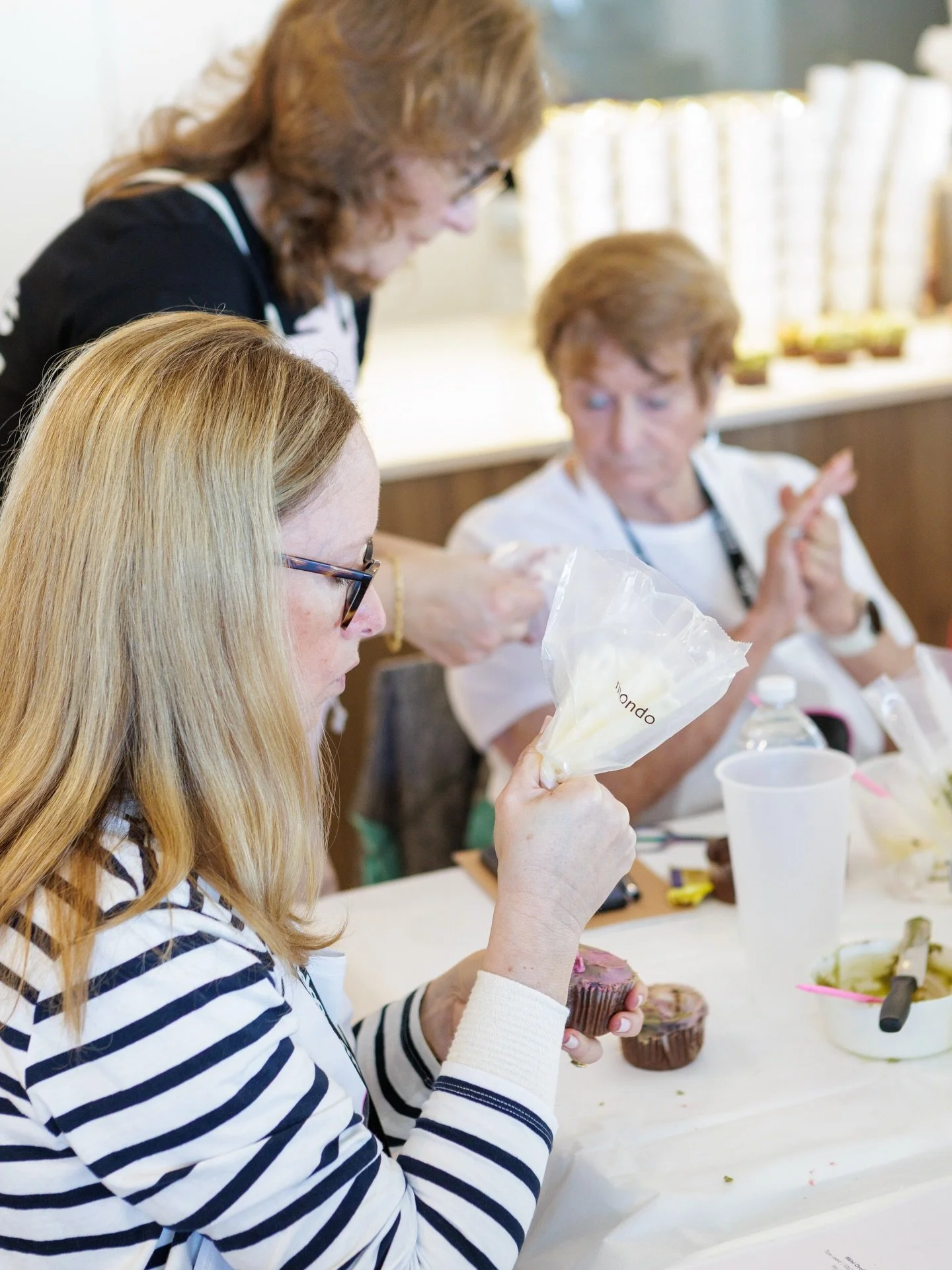 Over the weekend you&rsquo;ll learn, buttercream florals, finishing techniques, styling and presentation
Whether you&rsquo;re just starting or already creating, everything is designed to be practical, achievable, and enjoyable. #cupcakeretreats #comm